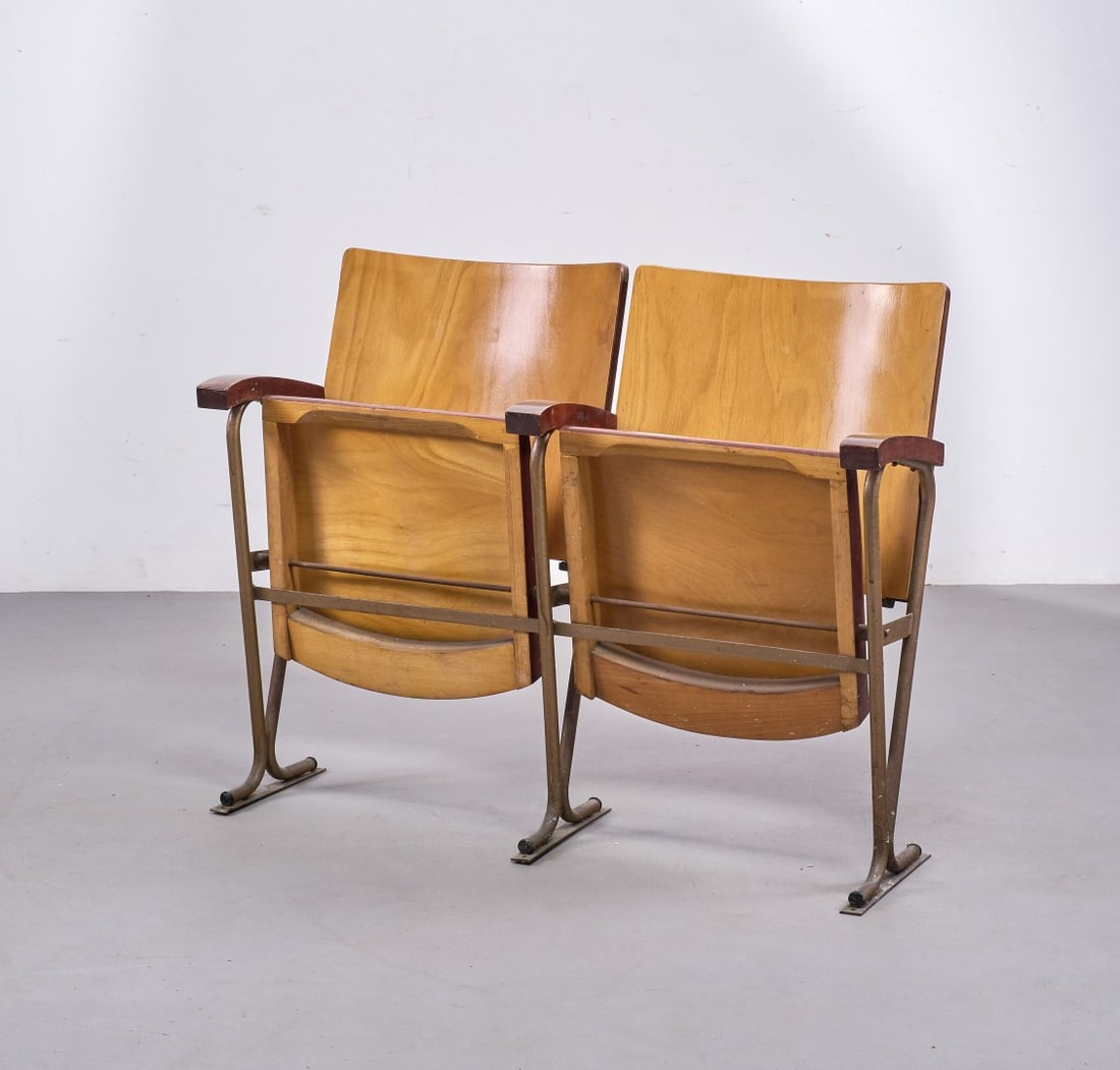 SEDIE DA CINEMA anni '60 - CINEMA CHAIRS 1960s: In legno. Buono stato. 103,00 x 83,00 x 31,00 cm (2) - Wood. Good condition. 40.55 x 32.68 x 12.20 in. (2)
