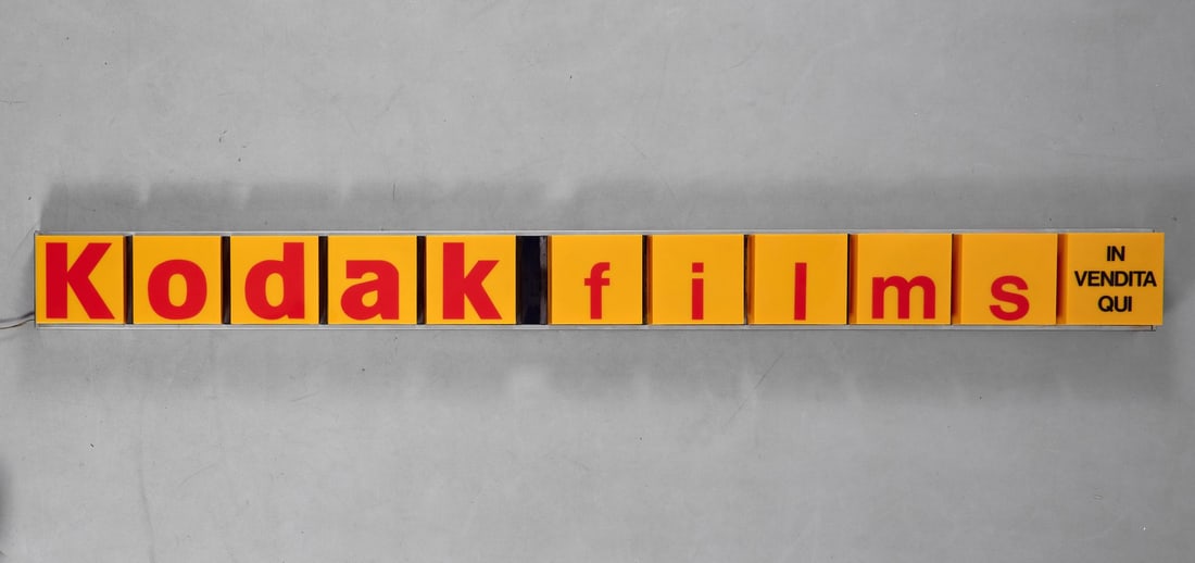 KODAK FILMS anni '60 - KODAK FILMS 1960s: In plastica e metallo, retroilluminato. Buono stato. 231,00 x 21,00 x 10,00 cm Nota?:?funzionante in fase di catalogazione. Oggetto vintage, da considerarsi come oggetto da collezione e pertanto non
