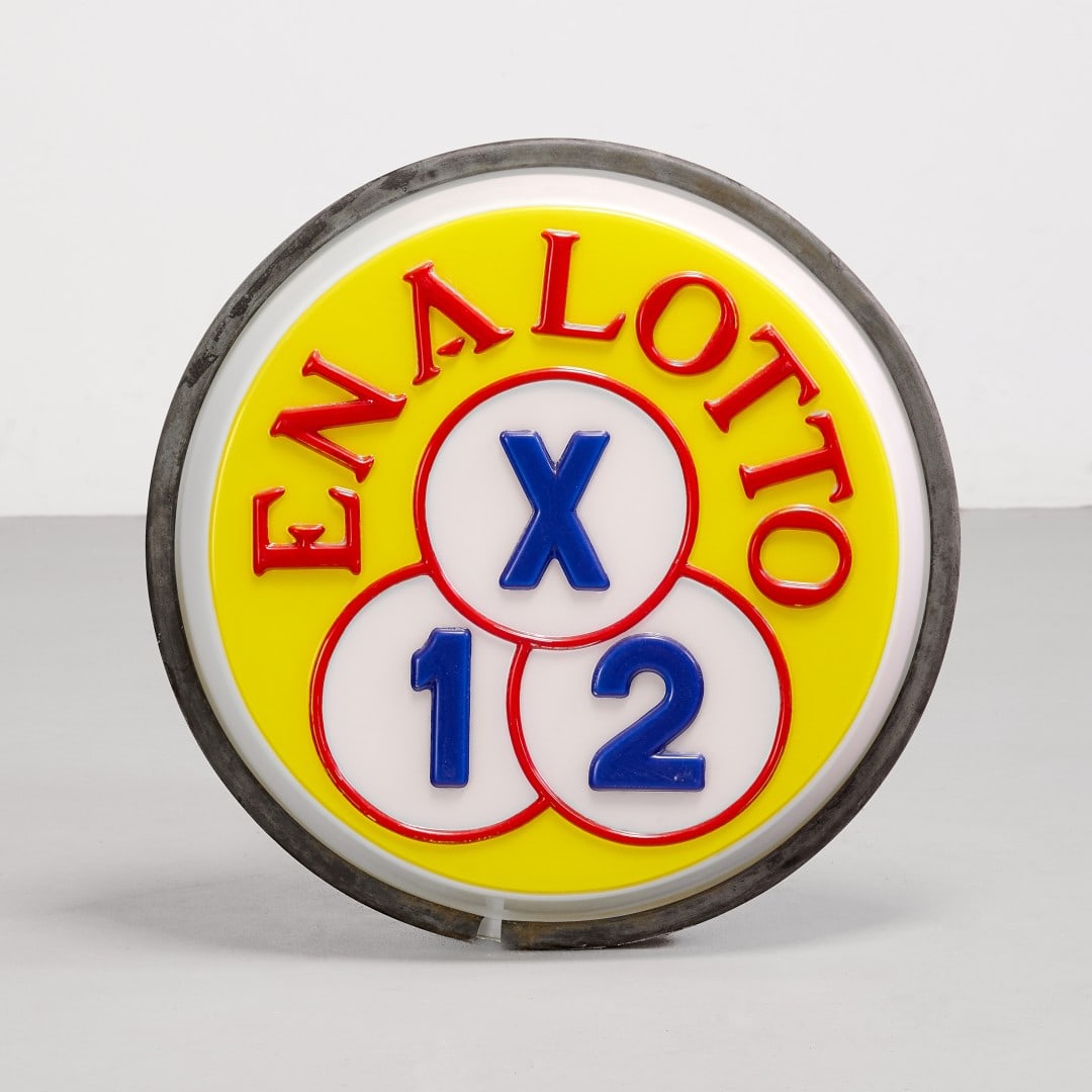 ENALOTTO anni '80 - ENALOTTO 1980s: In plastica e metallo. Ottimo stato. 57,00 x 11,00 cm Nota:?funzionante in fase di catalogazione. Oggetto vintage, da considerarsi come oggetto da collezione e pertanto non si garantisce il perfetto