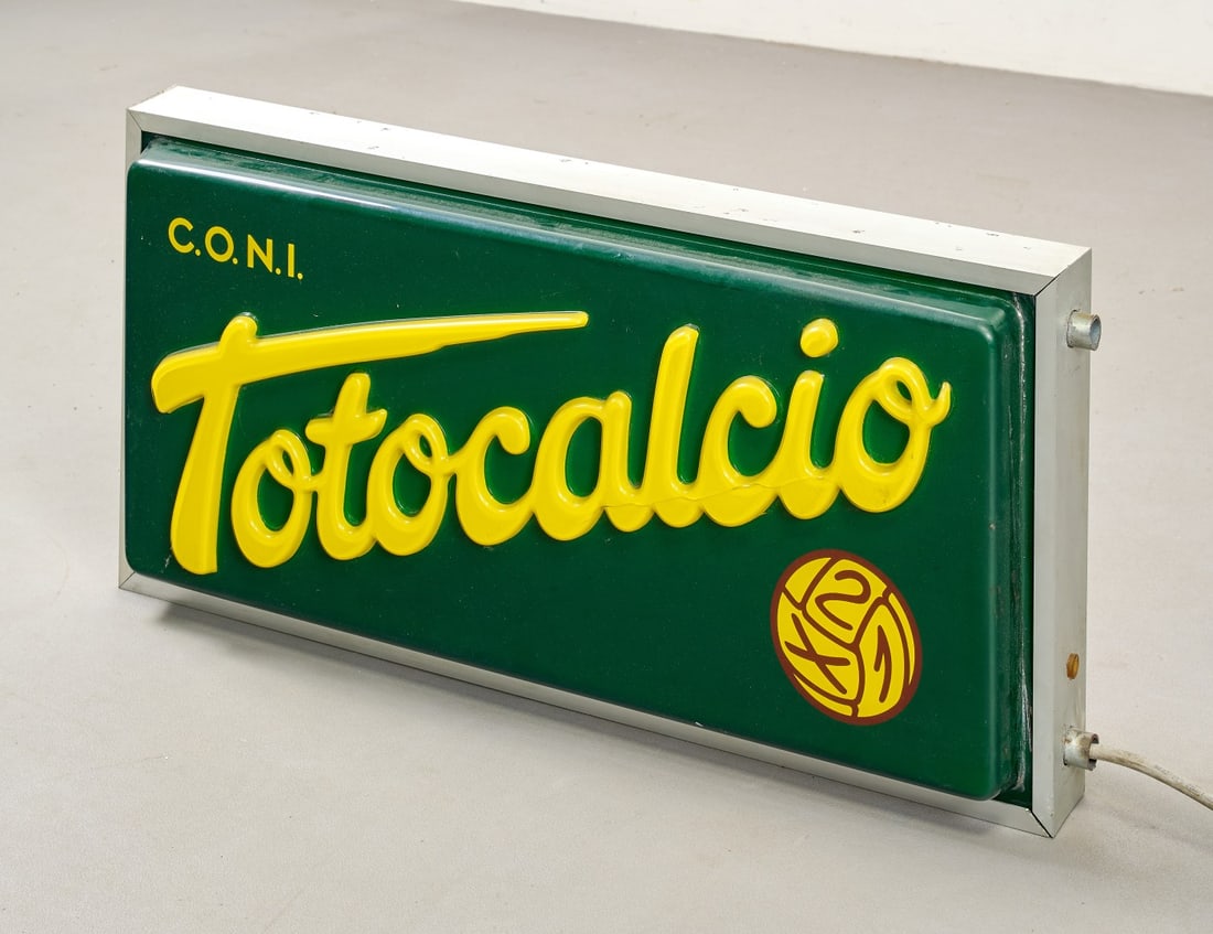 TOTOCALCIO anni '80 - TOTOCALCIO 1980s: In plastica e alluminio. Discreto stato. 69,00 x 33,00 x 13,00 cm Nota:?funzionante in fase di catalogazione. Oggetto vintage, da considerarsi come oggetto da collezione e pertanto non si garantisce