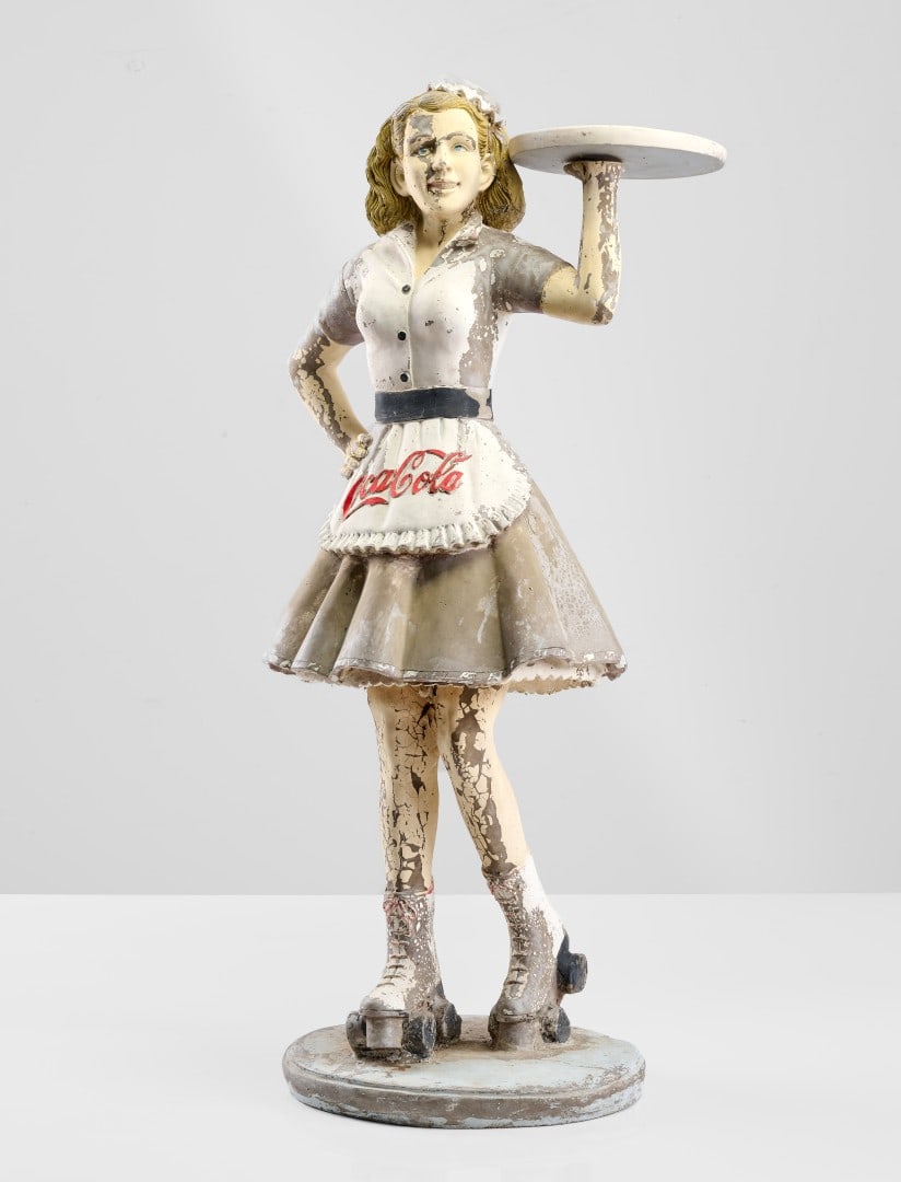 COCA COLA "Carhop Waitress" scultura promozionale anni '50 - COCA COLA "Carhop Waitress": In resina, con esfoliazione diffusa della vernice originale (patina distressed). Discreto stato 28,50 x 101,50 x 38,00 cm - Resin, with widespread flaking of the original paint (distressed patina).