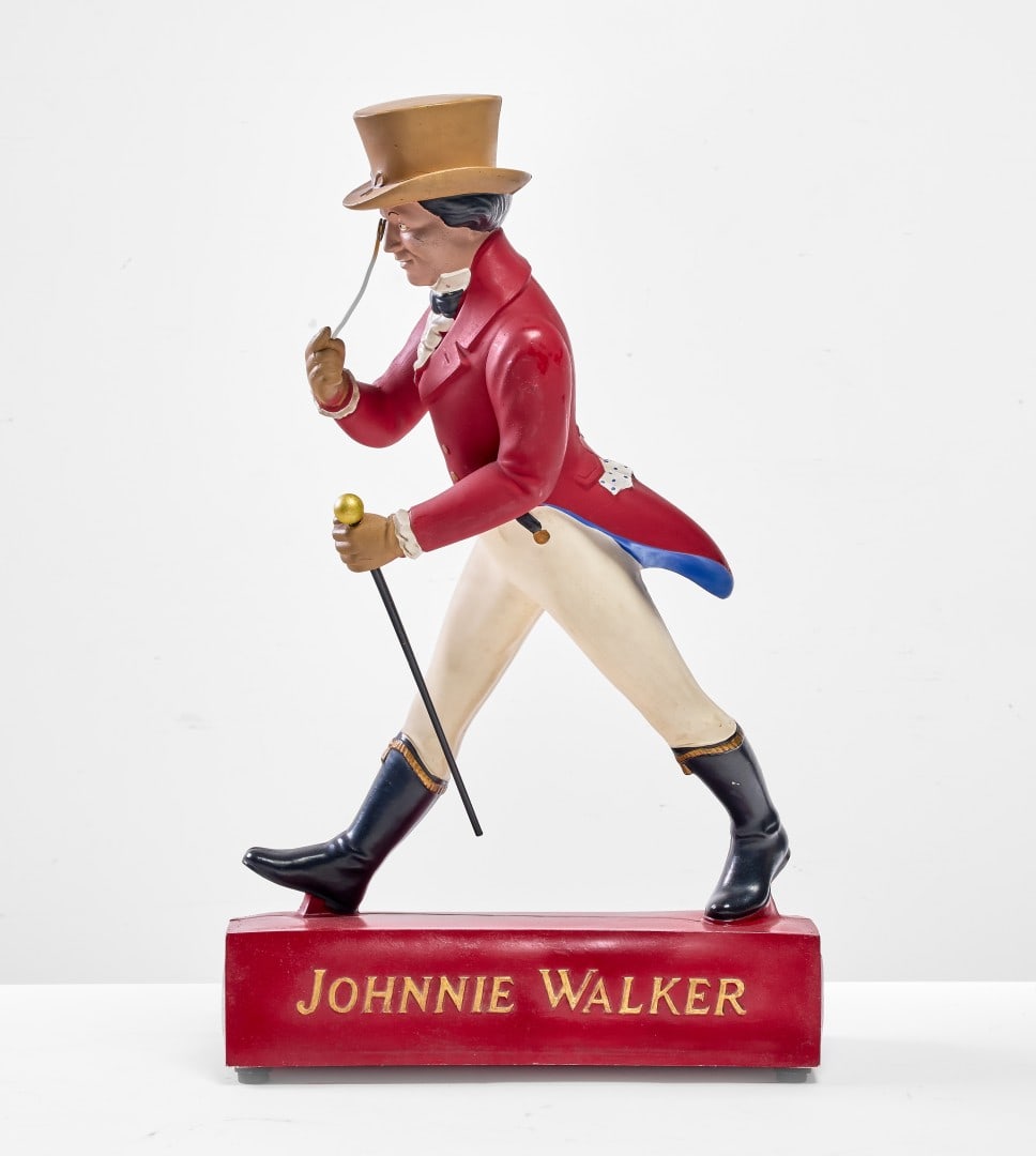 MODELLINO JOHNNIE WALKER anni '50 - JOHNNIE WALKER MODEL 1950s: In policarbonato, raffigura l'iconico ""Striding Man"" di Johnnie Walker. Buono stato. 40,00 x 68,00 x 16,00 cm - Polycarbonate, it depicts Johnnie Walker's iconic ""Striding Man."" Good condition.