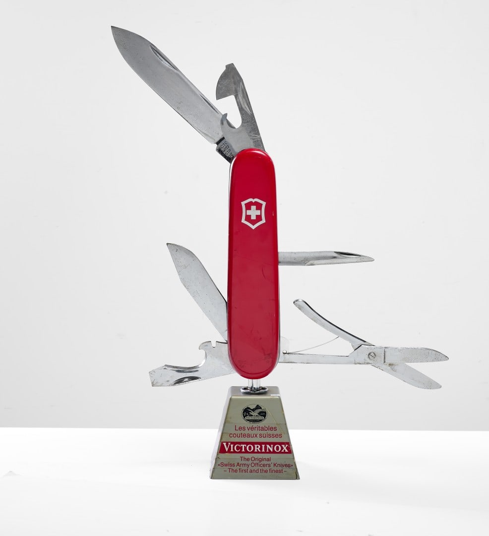 VICTORINOX Espositore pubblicitario anni '80 - VICTORINOX Advertising display 1980s: In plastica, presenta il classico manico rosso con lo scudo crociato svizzero e diverse lame esposte. Buono stato. 60,00 x 89,00 x 16,00 cm - Plastic, it features the classic red handle with the
