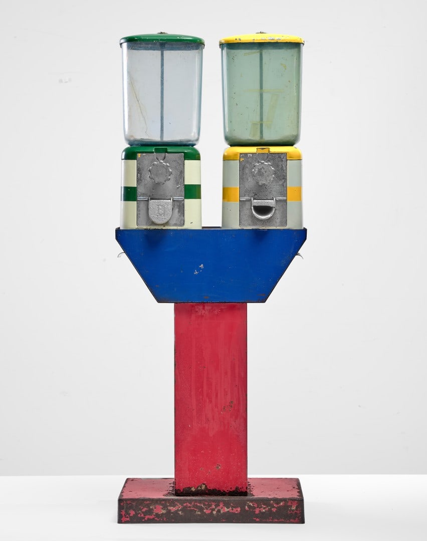 DISTRIBUTORE DI CARAMELLE anni '50 - CANDY DISPENSER 1950s: In metallo verniciato, con due ampolle in vetro per le caramelle. Discreto stato. 40,00 x 100,00 x 17,00 cm - Painted metal, with two glass containers for sweets. ???? Fair condition. 15.75 x 39.37 x 