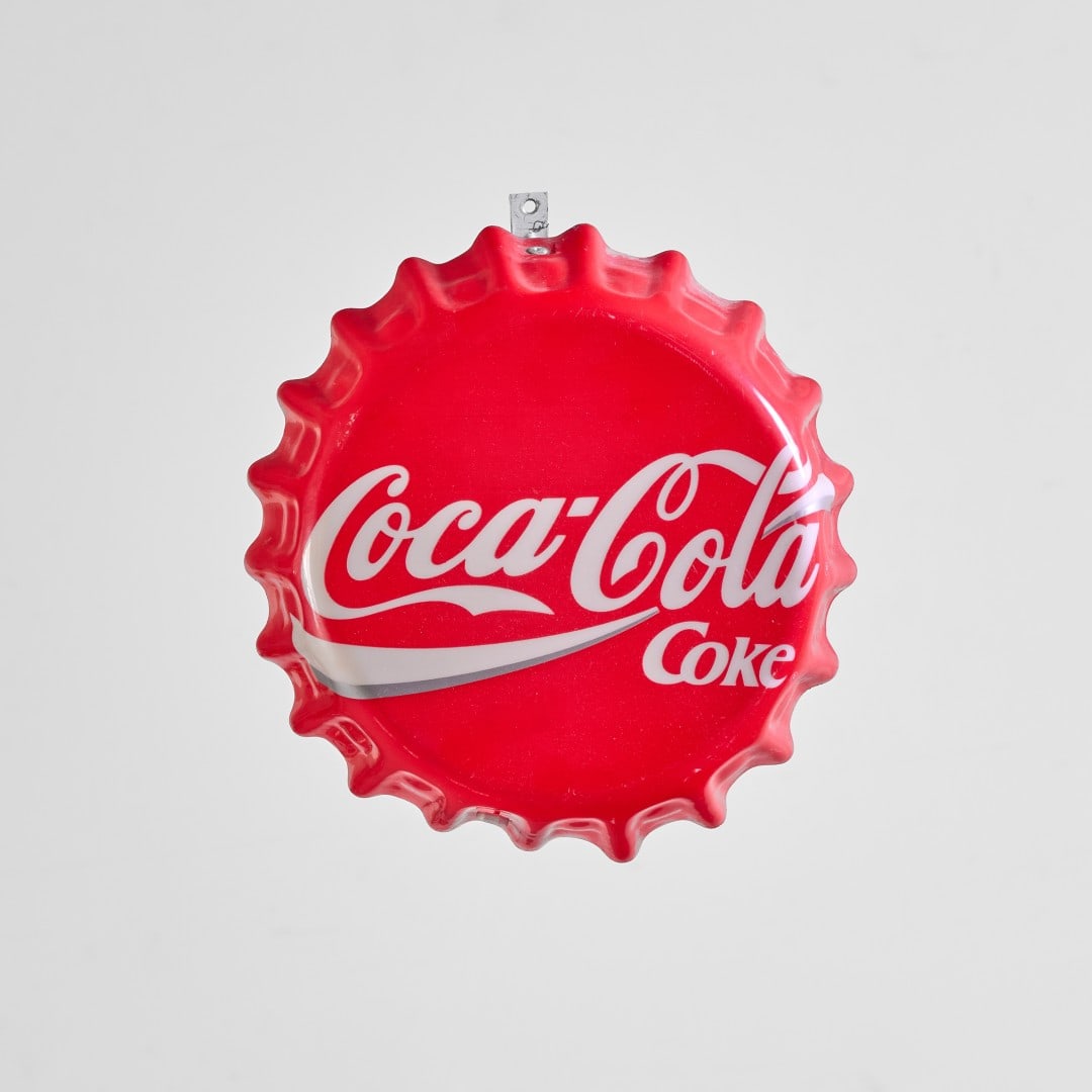 COCA COLA APPLIQUE anni '90 - COCA COLA WALL LIGHT 1990s: In plastica. Ottimo stato. 26,00 x 7,50 cm Nota:?funzionante in fase di catalogazione. Oggetto vintage, da considerarsi come oggetto da collezione e pertanto non si garantisce il perfetto funzionament