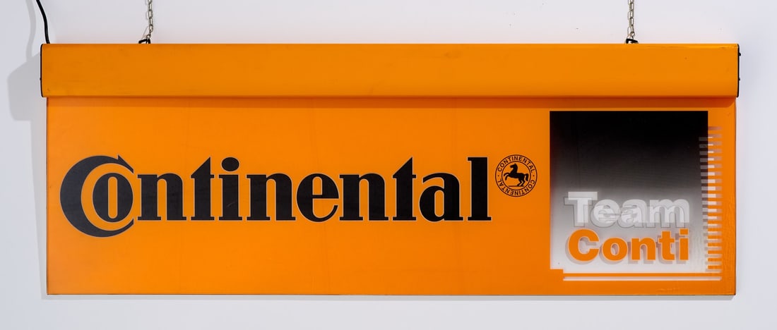 CONTINENTAL anni '90 - CONTINENTAL 1990s: In plastica e metallo, retroilluminato. Ottimo stato. 123,00 x 45,00 cm Nota:?funzionante in fase di catalogazione. Oggetto vintage, da considerarsi come oggetto da collezione e pertanto non si garant