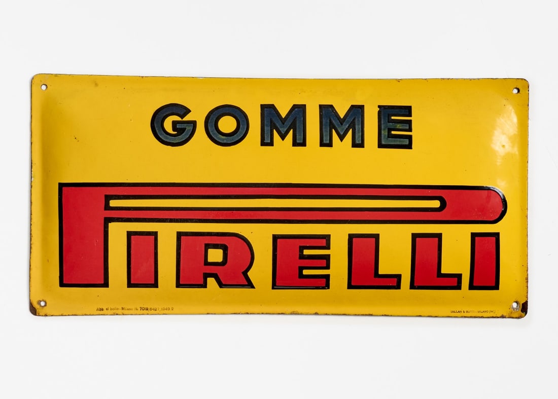 GOMME PIRELLI anni '40 - GOMME PIRELLI 1940s: In latta smaltata. Buono stato. 66,00 x 32,00 cm - Enameled tin. Good condition. 25.98 x 12.60 in.