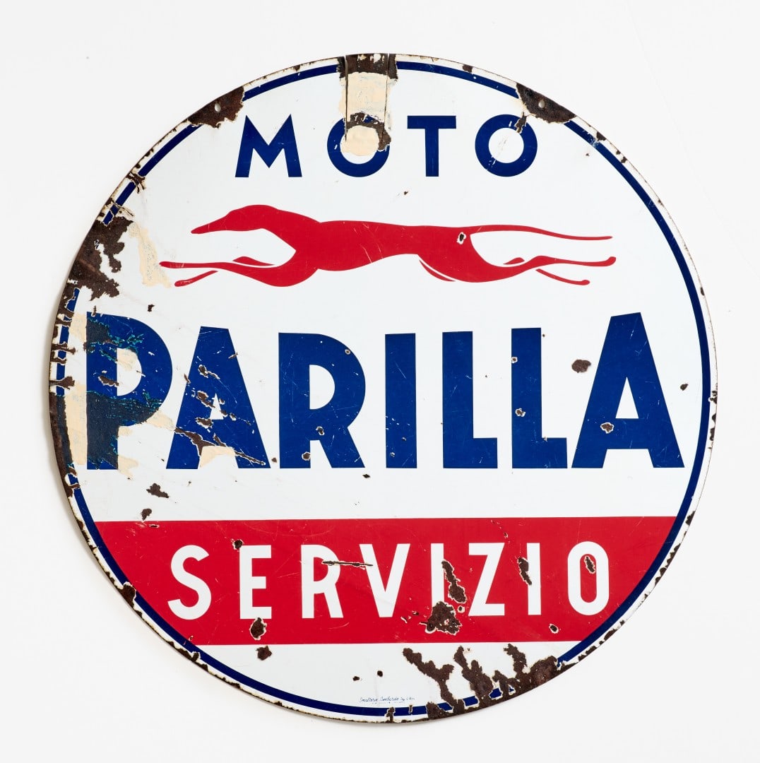 MOTO PARILLA SERVIZIO anni '50 - MOTO PARILLA SERVIZIO 1950s: In latta smaltata. Discreto stato, con tracce di ruggine. 67,00 cm - Enameled tin. Fair condition, with traces of rust. 26.38 in.