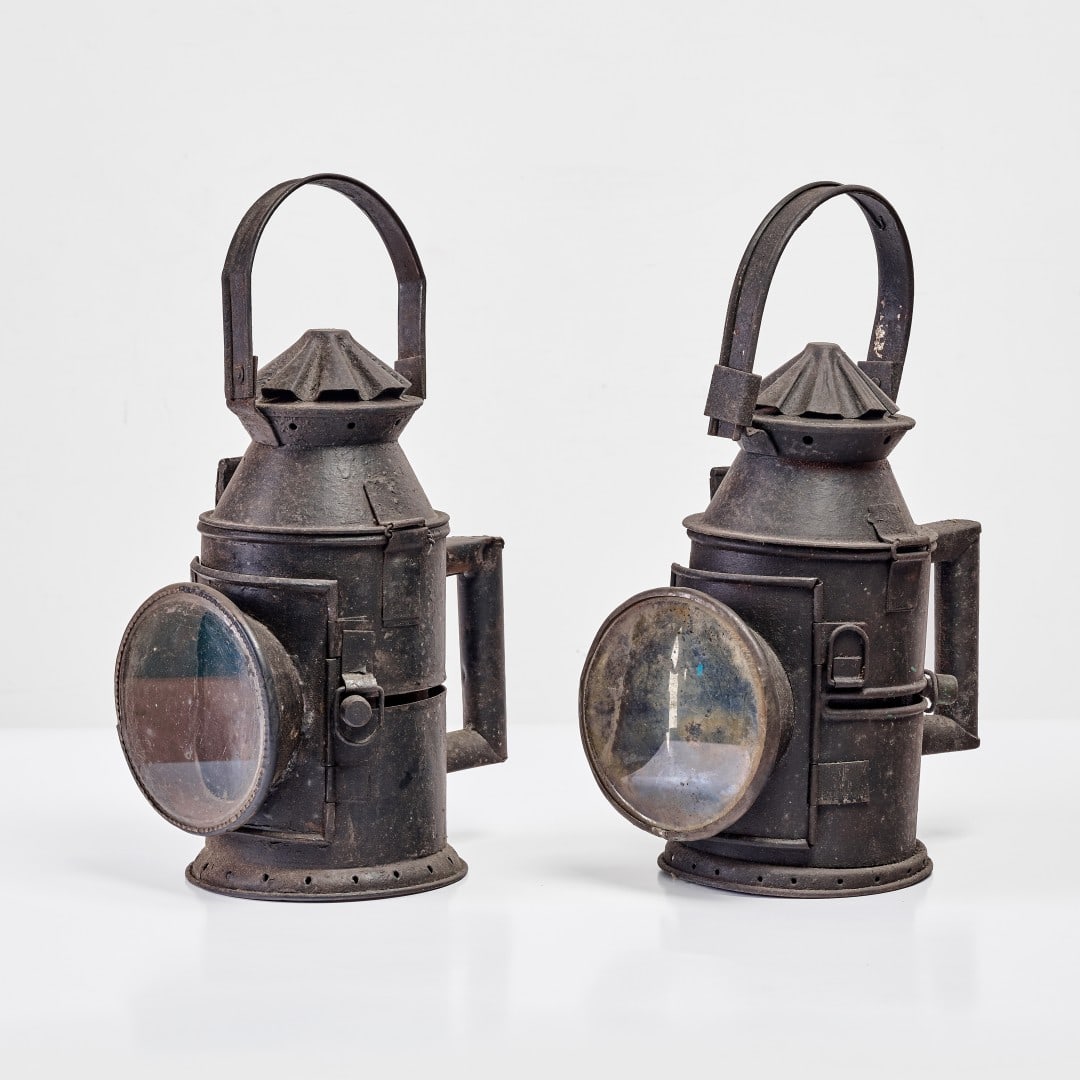 LANTERNE FERROVIARIE anni '20 - RAILWAY LANTERNS 1920s: In ferro nero, con lenti in vetro per segnalazione. Discreto stato. 14,00 x 38,00 x 24,00 cm (2) - Black iron, with glass lenses for signaling. Fair condition. 5.51 x 14.96 x 9.45 in. (2)