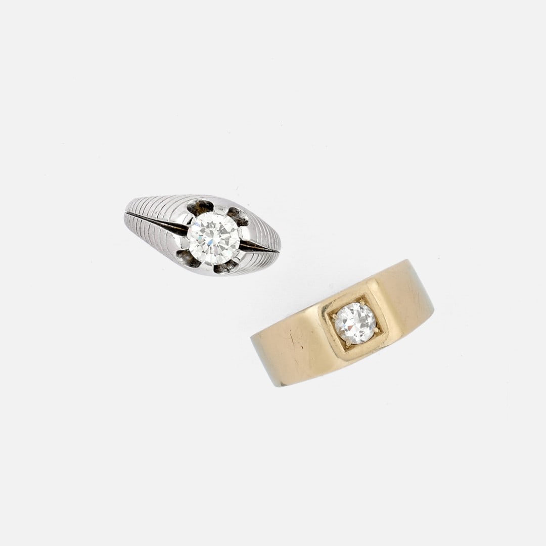 LOTTO DI DUE ANELLI IN DIAMANTE - LOT OF TWO DIAMOND RINGS: in oro bianco 18 kt, uno con un diamante taglio brillante rotondo di ct 1,00 ca., l'altro con un diamante taglio Vecchia Europa di ct 0,30 ca. Circa 1980. Gr 19,40 - nr 12,5; nr 24 - in 18K white gold