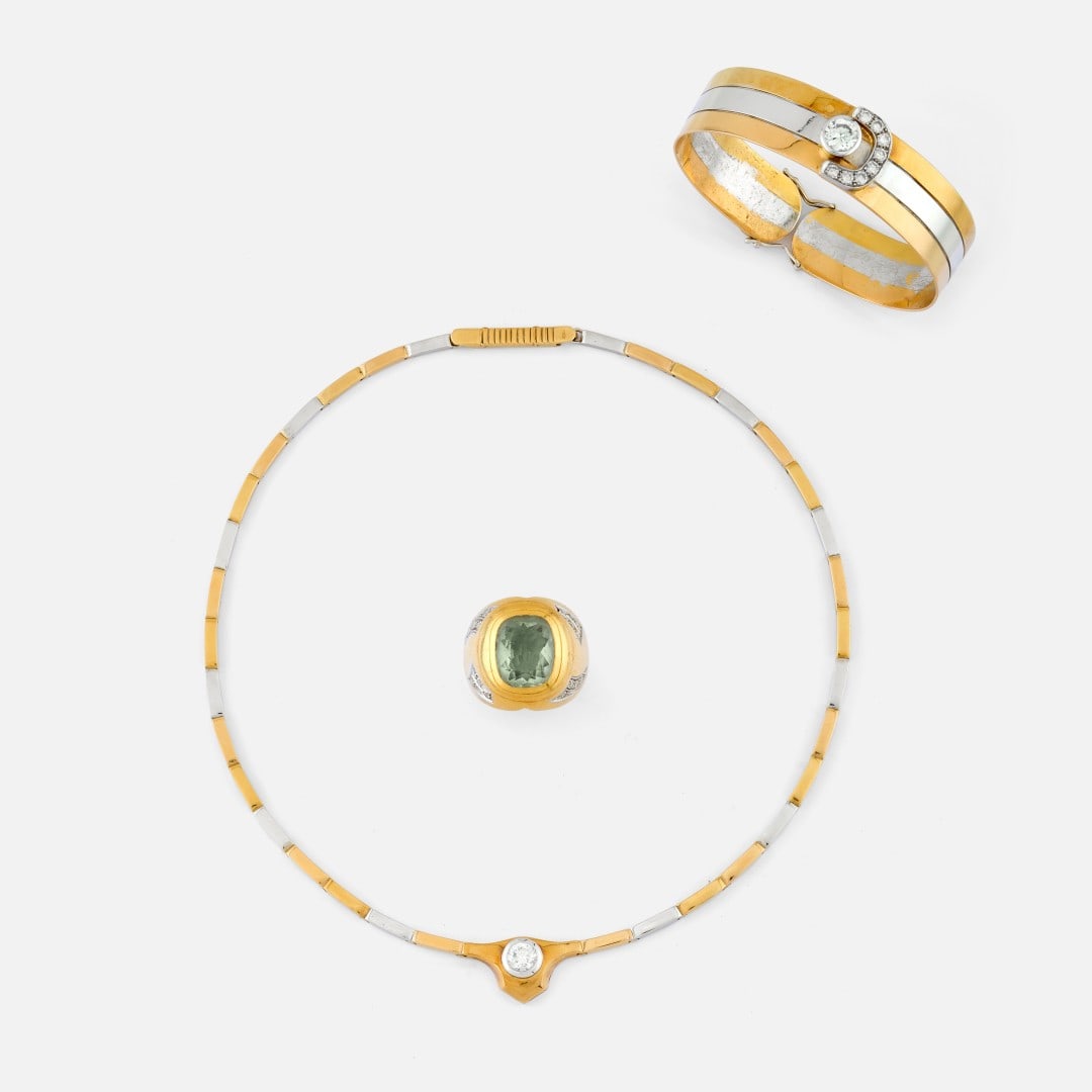 LOTTO DI GIOIELLERIA MISTA - LOT OF VARIOUS JEWELS: nei tre colori dell'oro 18 kt, composto da un girocollo in oro giallo e bianco a maglie piatte lineari con al centro un diamante, da un bracciale rigido in oro tricolore con decorazione centrale in di