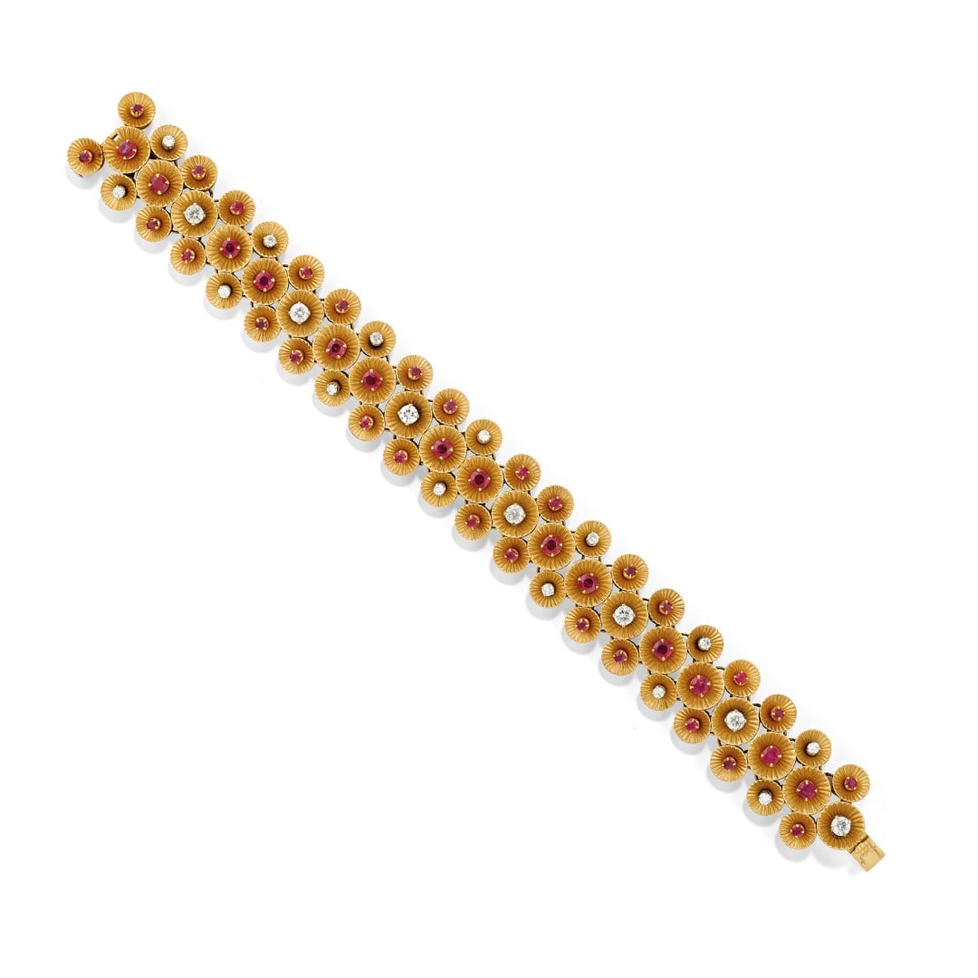 BRACCIALE IN DIAMANTI E RUBINI - DIAMOND AND RUBY BRACELET: in oro giallo 18 kt con maglie rotonde rigate centrate da rubini di ct 5,00 ca. complessivi e diamanti taglio brillante rotondo e Vecchia Europa di ct 2,50 ca. complessivi. Circa 1970. Gr 72,60 - cm 2