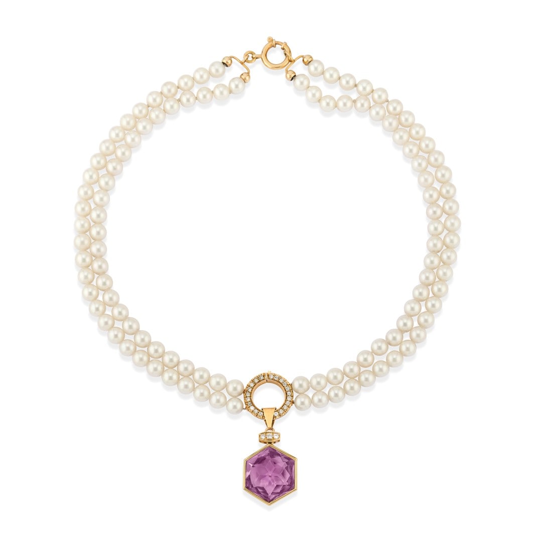 GIROCOLLO IN PERLE COLTIVATE E AMETISTA - CULTURED PEARL AND AMETHYST NECKLACE: realizzato con due file di perle coltivate e una chiusura centrale in oro giallo 18 kt impreziosita da pav? di diamanti taglio brillante rotondo che trattiene un pendente in ametista esagonale. Gr 74,