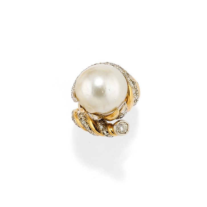 ANELLO IN PERLA E DIAMANTI - PEARL AND DIAMOND RING: in oro giallo 18 kt a contrariè con una perla coltivata ed elementi in oro bianco 18 kt incastonati in diamanti. Circa 1960. Gr 18,00 - cm 2,20 - nr 10 - in 18K yellow gold of crossover design with a