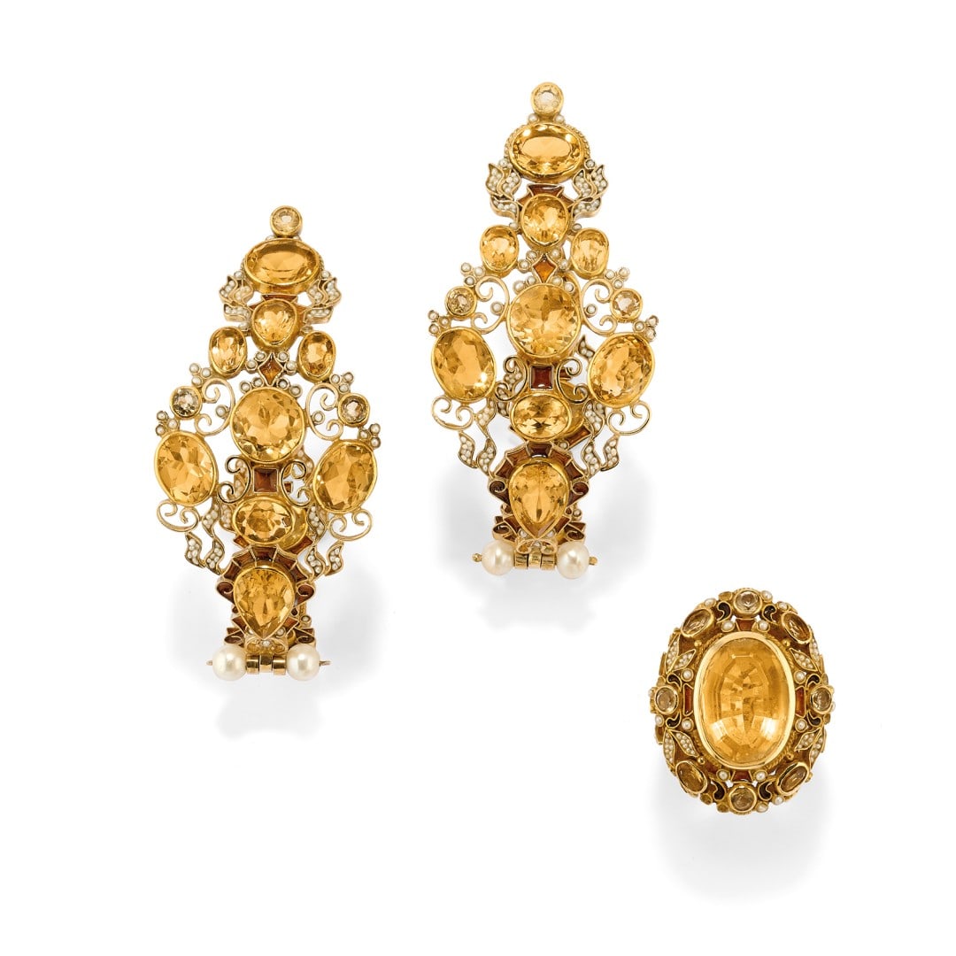 ???????DEMI-PARURE IN QUARZI CITRINI, PERLINE E SMALTI - CITRINE QUARTZ, SMALL PEARL AND ENAMEL: in oro giallo 18 kt, composta da un anello e da un paio di orecchini con motivo a volute impreziosito da quarzi citrini di ct 25,00 ca. complessivi, perline coltivate e smalti arancioni. Chiusura a cl