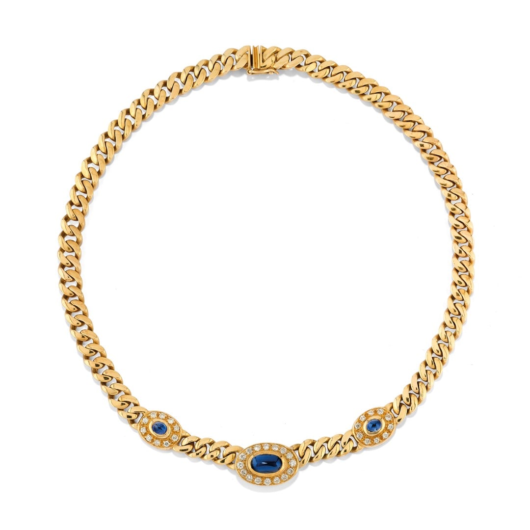 GIROCOLLO IN ZAFFIRI E DIAMANTI - SAPPHIRE AND DIAMOND NECKLACE: in oro giallo 18 kt, a maglia grumette con tre elementi ovali ornati da zaffiri ovali incorniciati da diamanti. Circa 1980. Gr 58,50 - cm 37,00 x 1,30 - in 18K yellow gold, with curb chain links and t