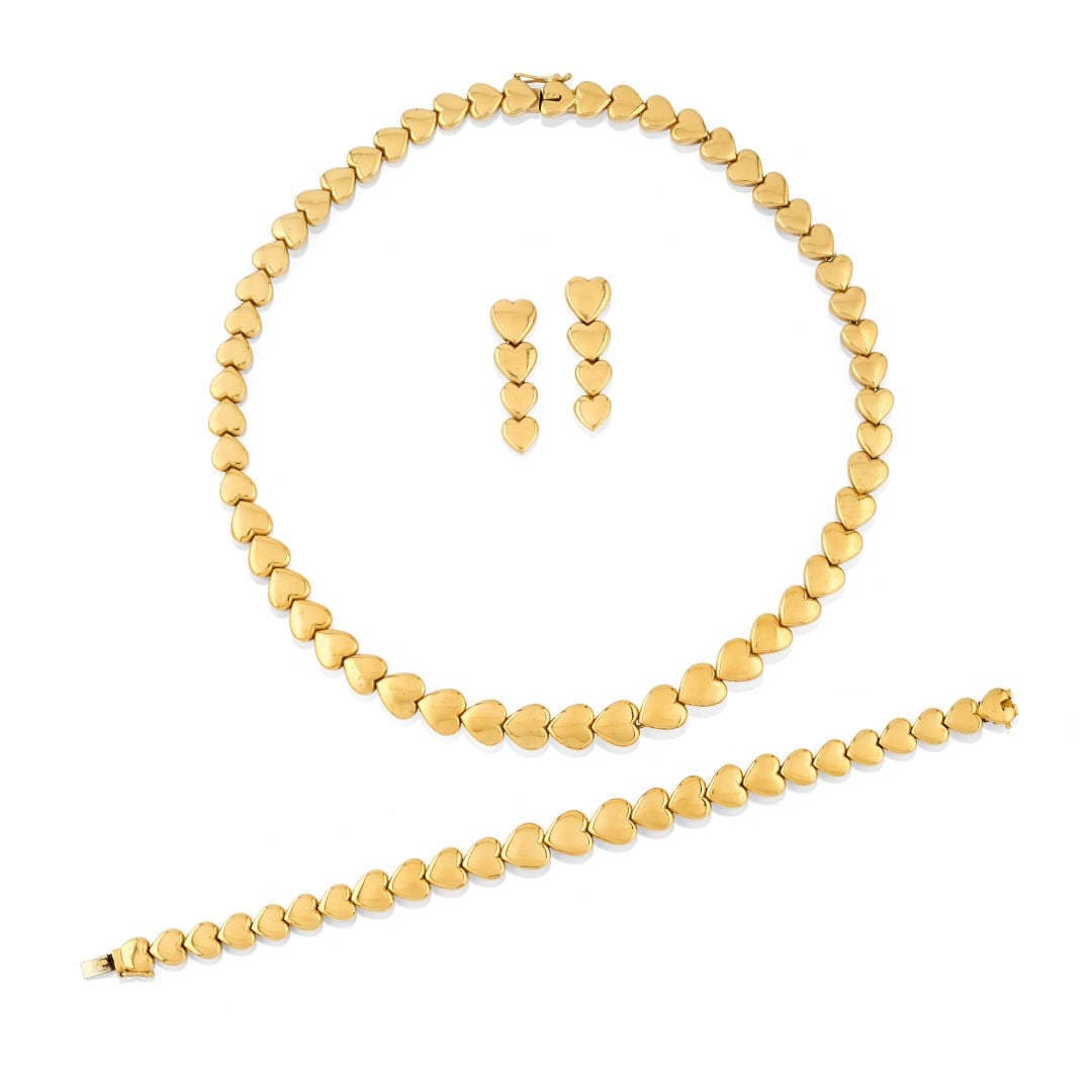 PARURE IN ORO GIALLO 18 KT - 18K YELLOW GOLD PARURE: con motivo a cuore, composta da un girocollo, un bracciale e un paio di orecchini pendenti con perno. Circa 1980. Gr 102,40 - Girocollo / necklace cm 41,00 x 1,00; Bracciale / bracelet cm 19,00 x 1,00