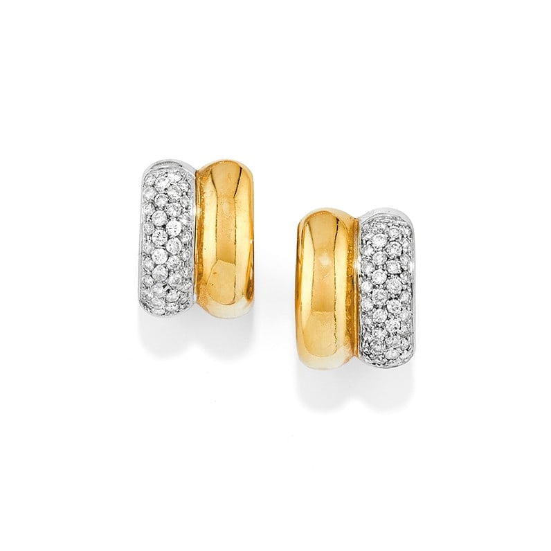 PAIO DI ORECCHINI IN DIAMANTI - PAIR OF DIAMOND EARRINGS: in oro giallo 18 kt a semicerchio con una parte in oro bianco 18 kt ornata da pav? di diamanti. Chiusura a scatto. Circa 1980. Gr 14,90 - cm 2,00 x 1,40 - designed as 18K yellow gold half-hoops with a