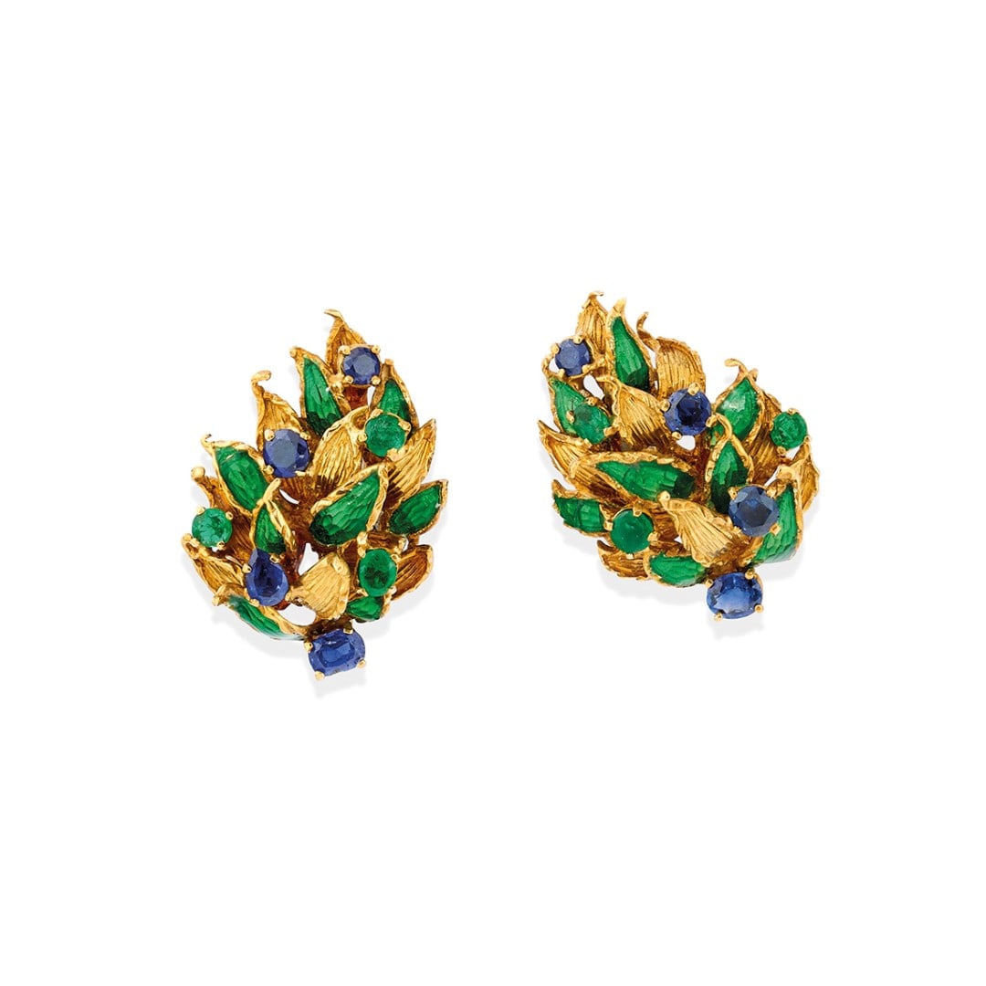 PAIO DI ORECCHINI IN SMALTI E GEMME, LUNATI - PAIR OF ENAMEL AND GEM-SET EARRINGS, LUNATI: in oro giallo 18 kt a motivo naturalistico ornato da smalti verdi e pietre blu e verdi. Alcuni smalti con crepe. Chiusura a clip con perno in oro bianco 18 kt. Punzone di Lunati. Circa 1970. Gr 25,80 