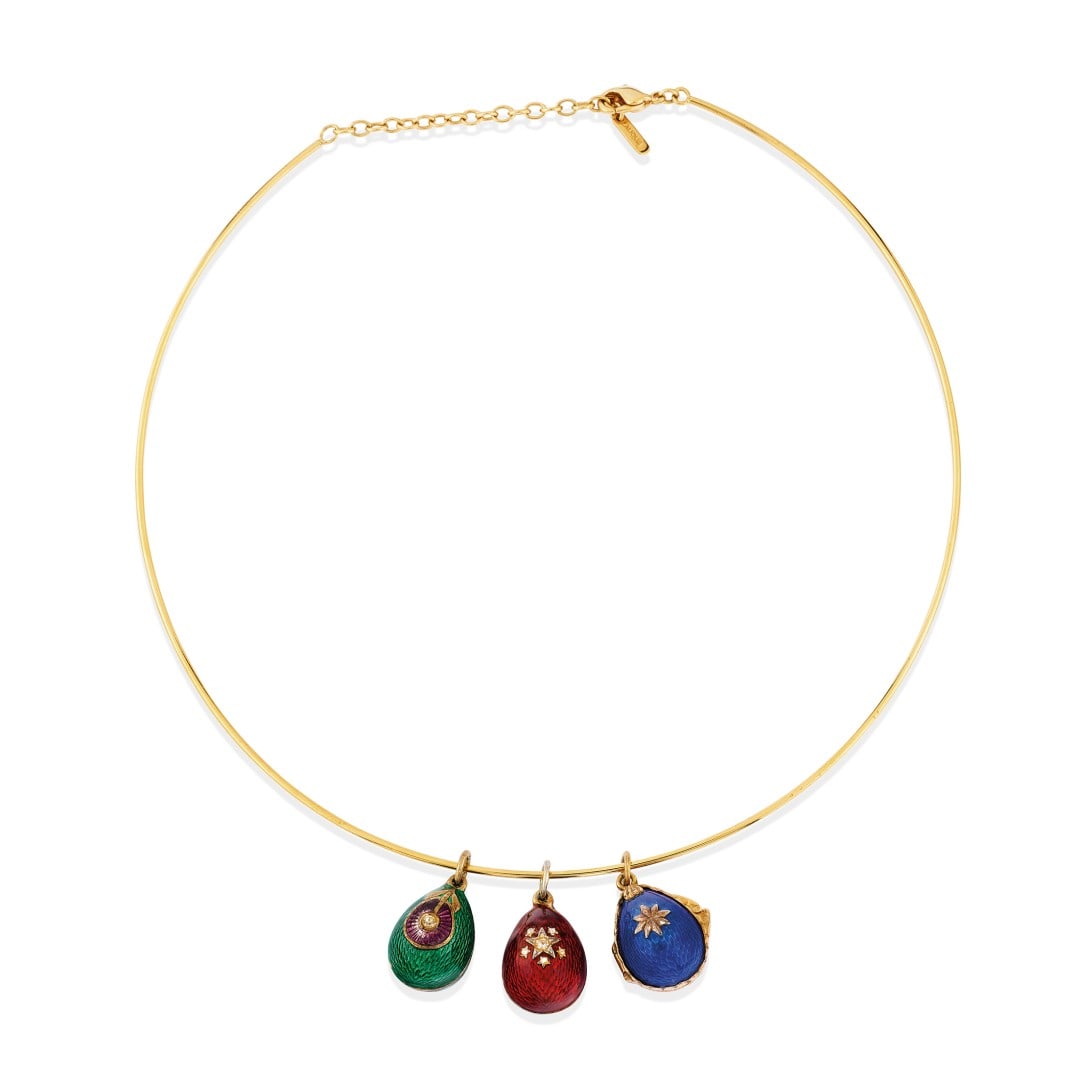 GIROCOLLO RIGIDO CON PENDENTI IN SMALTI POLICROMI - CHOKER WITH POLYCHROME ENAMEL PENDANTS: in argento dorato realizzato da un filo rigido che trattiene tre antichi ovetti russi in smalti rossi, verdi e blu con decorazioni in diamantini, quest'ultimo apribile. Difetti allo smalto. Gr 27,00 -
