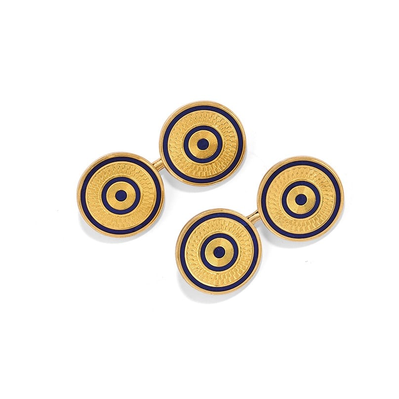 PAIO DI POLSINI IN SMALTI BLU, ILLARIO - PAIR OF BLUE ENAMEL CUFF LINKS, ILLARIO: in oro giallo 18 kt, a forma rotonda ornati da cerchi concentrici in smalti blu. Punzone di Illario. Smalti leggermente consumati. Circa 1970. Gr 14,20 - diam cm 1,50 - in 18K yellow gold, of round sh