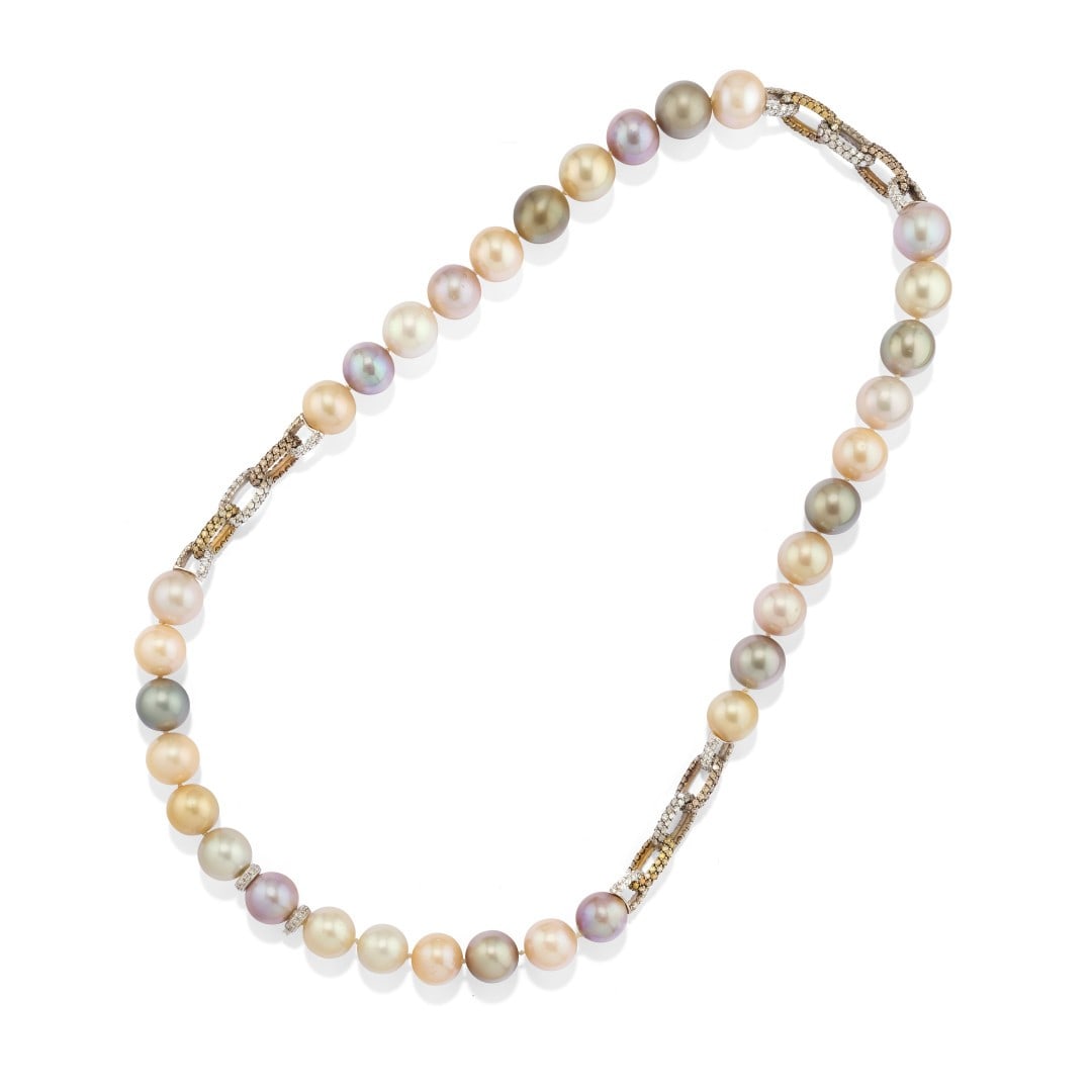 COLLANA IN PERLE COLTIVATE SOUTH SEA MULTICOLOR - MULTI-COLOURED SOUTH SEA CULTURED PEARL NECKLACE: di mm 12,50 ca. con inserti di anelli in piccoli diamanti incolori, gialli e brown. Gr 101,60 - cm 55,50 - with pearls measuring approx. 12.50 mm and ring spacers set with small colourless, yellow, an