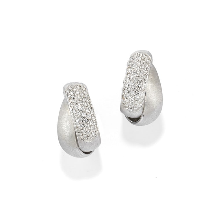 PAIO DI ORECCHINI IN DIAMANTI - PAIR OF DIAMOND EARRINGS: in oro bianco 18 kt satinato, formato da due mezzi cerchi sovrapposti, di cui uno impreziosito da pav? di diamanti. Chiusura a clip con perno. Circa 1990-2000. Gr 15,20 - cm 2,20 x 1,20 - in brushed 1