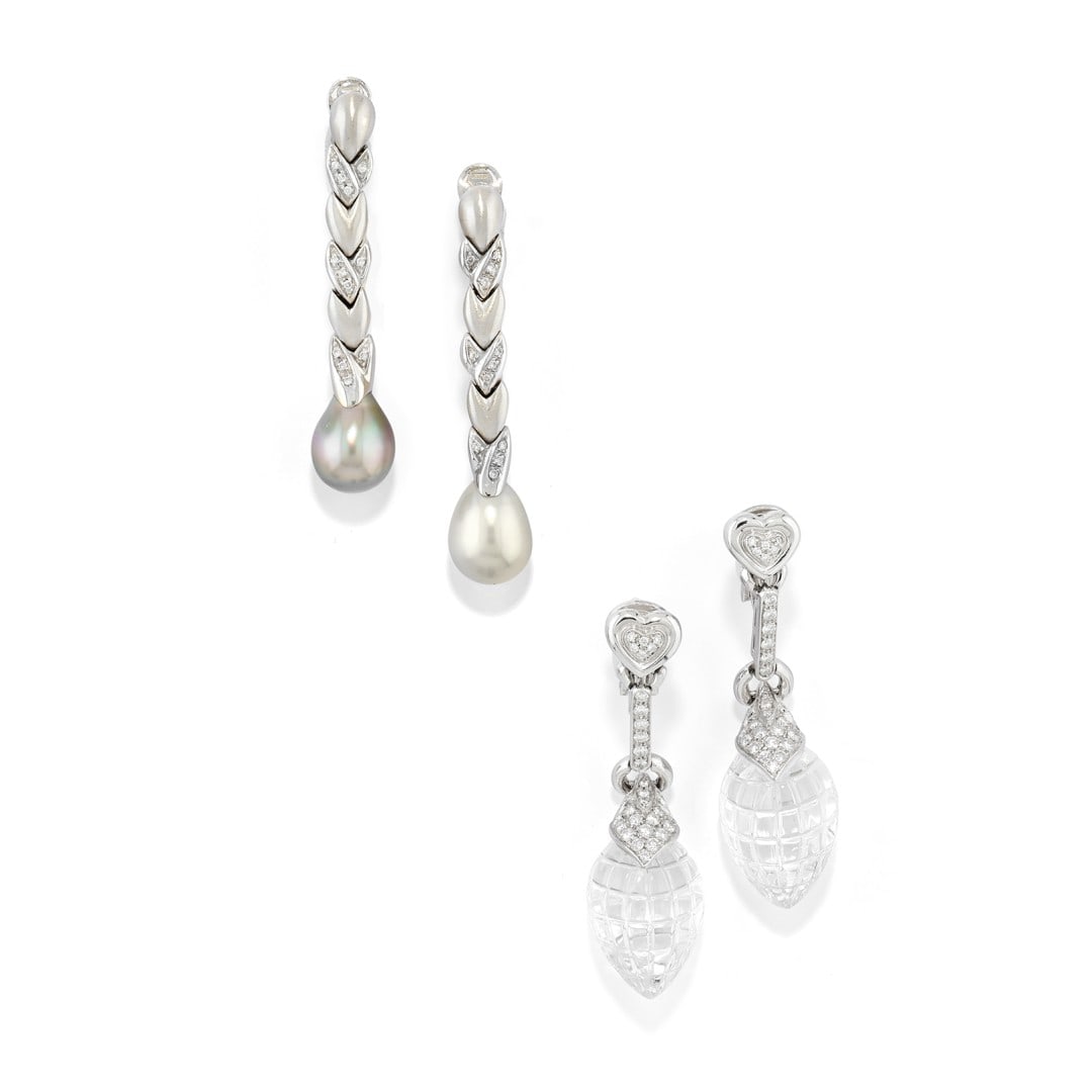 LOTTO DI DUE PAIA DI ORECCHINI PENDENTI - LOT OF TWO PAIRS OF PENDENT EARRINGS: in oro bianco 18 kt, un paio in oro lucido, diamanti e gocce di cristallo di rocca che pu??essere portato sia come clip che come clip con perno, e un paio in oro satinato, diamanti, una perla coltivat