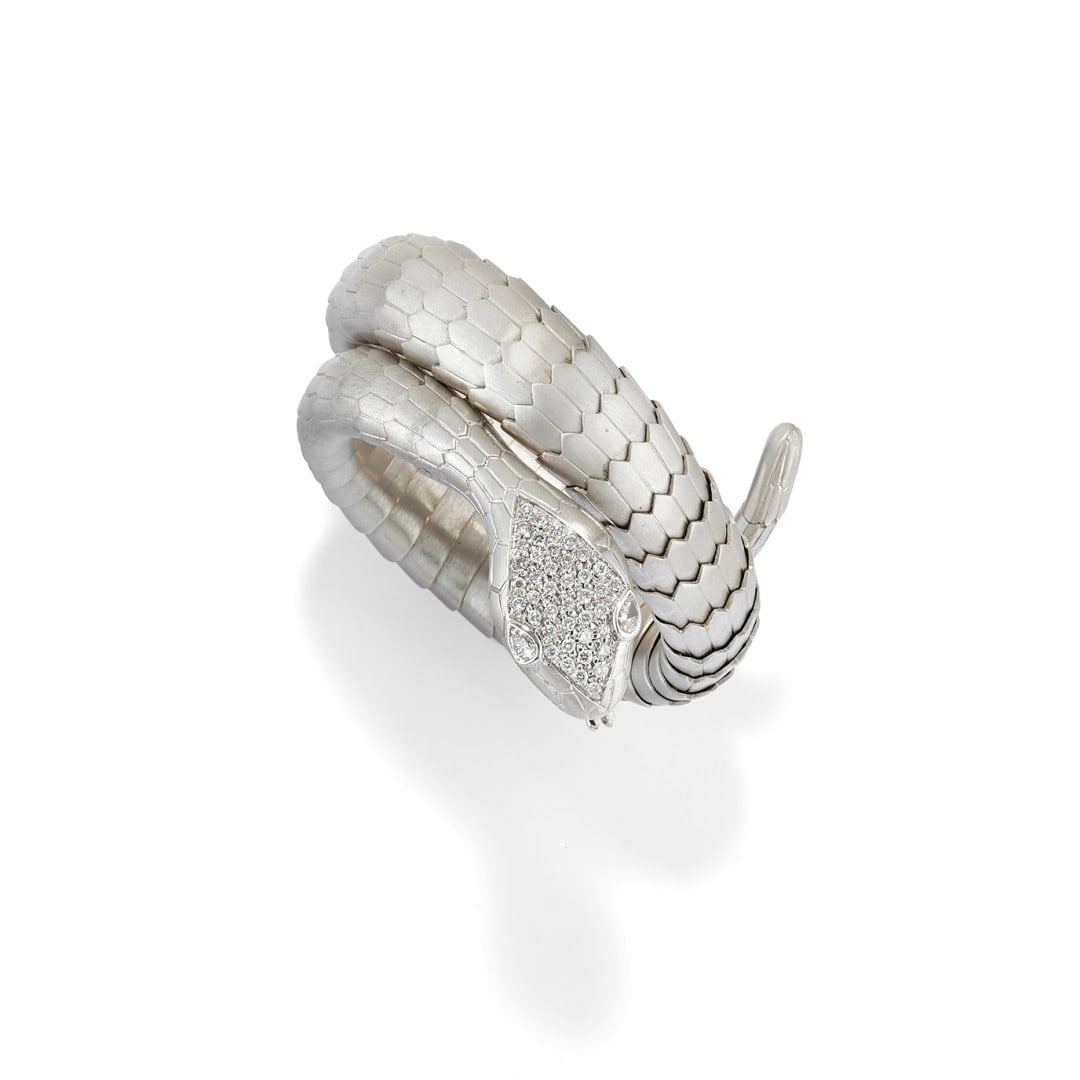 BRACCIALE FLESSIBILE IN DIAMANTI, ZENDRINI - FLEXIBLE DIAMOND BRACELET, ZENDRINI: in oro bianco satinato 18 kt a forma di serpente con occhi in diamanti taglio goccia e testa in pavé di diamanti taglio brillante rotondo. Firmato Zendrini e con certificato Zendrini. Circa 2000. Gr 
