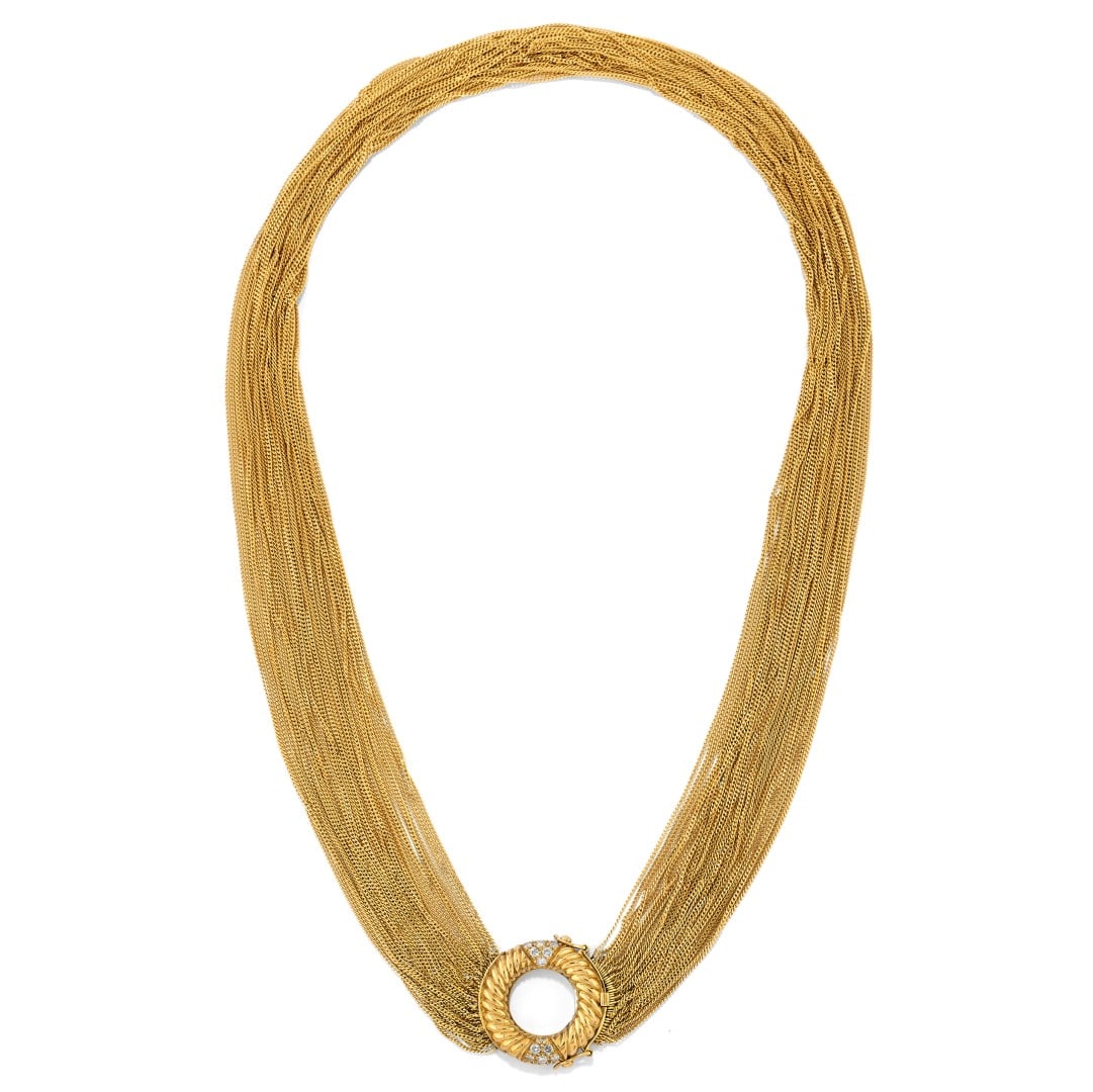 COLLANA LUNGA IN ORO GIALLO 18 KT - LONG 18K YELLOW GOLD NECKLACE: realizzato da tanti fili sottili uniti da una chiusura ad anello impreziosita da diamanti. Circa 1970. Gr 74,00 - cm 46,00 - designed as multiple thin chains united by a ring clasp adorned with diamon