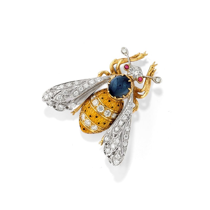 SPILLA IN SMALTI, DIAMANTI E CORINDONI - ENAMEL, DIAMOND AND CORUNDUM BROOCH: raffigurante una mosca con corpo in oro giallo 18 kt, smalti gialli e corindone, ed ali e testa in oro bianco 18 kt e diamanti. Circa 2000. Gr 16,20 - cm 3,60 x 3,80 - depicting a fly with an 18K yell
