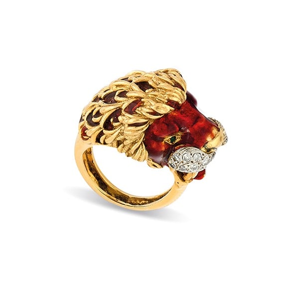 ANELLO IN SMALTO E DIAMANTI, FRASCAROLO - ENAMEL AND DIAMOND RING, FRASCAROLO: in oro giallo 18 kt raffigurante una testa di leone in smalto e muso impreziosito da diamanti e due pietre verdi. Punzone di Frascarolo. Lievi difetti allo smalto. Circa 1950. Gr 20,00 - nr 7,5 - in 1