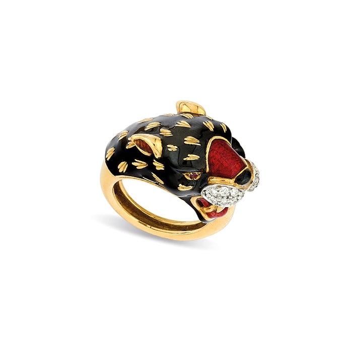 ANELLO IN SMALTI E DIAMANTI - ENAMEL AND DIAMOND RING: in oro giallo 18 kt raffigurante una testa di pantera in smalti neri e rossi ornata da diamantini.?Realizzato dalla ditta De Ambrogio su modello originale di Frascarolo & C.?Circa 1960-1970. Gr 20,20 