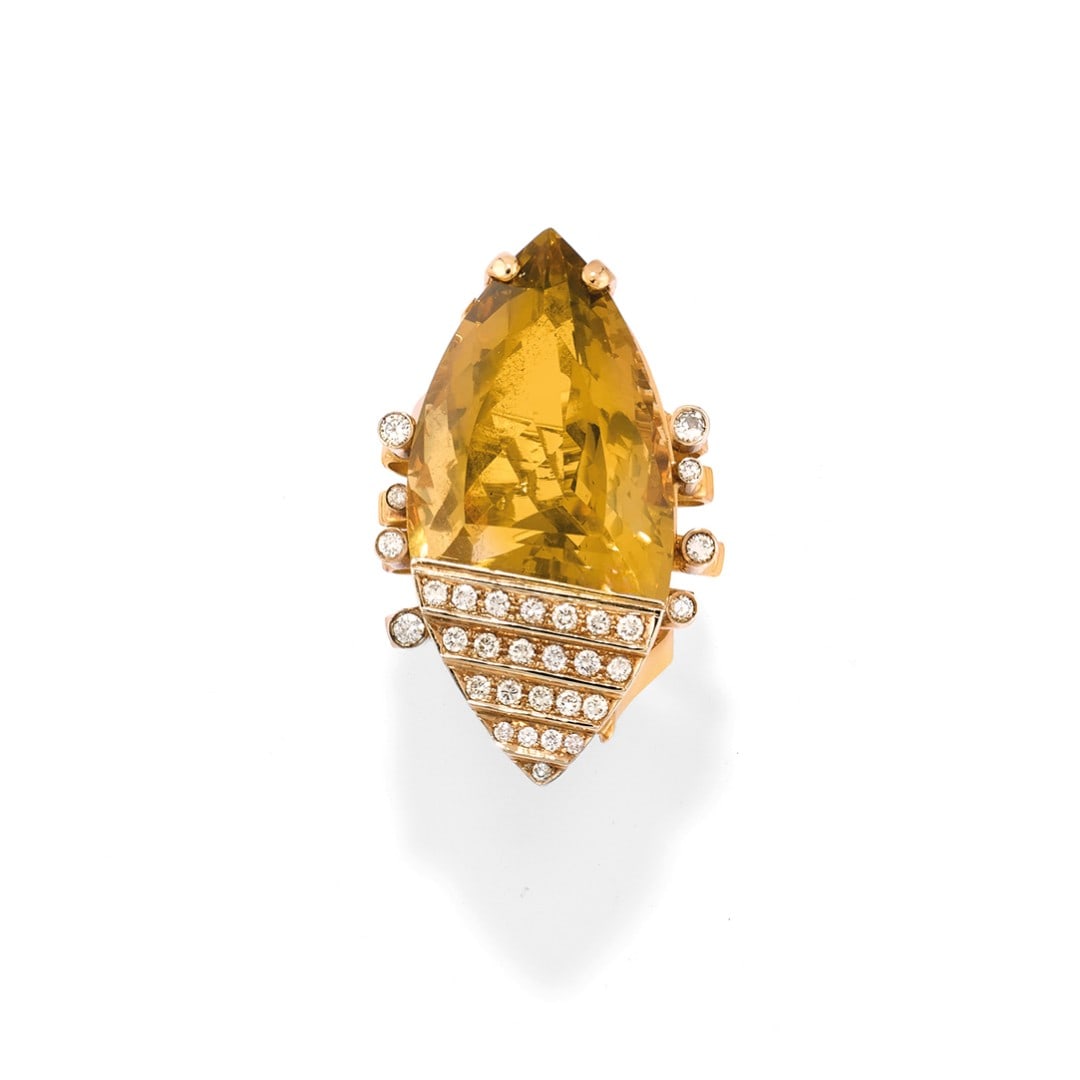 ANELLO IN QUARZO VERDE E DIAMANTI - GREEN QUARTZ AND DIAMOND RING: in oro giallo 18 kt a forma ovale allungata con gambo a cinque fili che trattiene un grande quarzo verde con una parte ornata da file di diamanti montati in oro bianco 18 kt.? Gr 40,20 - cm 4,60 x 2,8