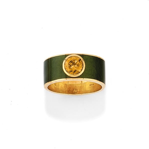 ANELLO IN SMALTO E DIAMANTE FANCY CHAMPAGNE - ENAMEL AND FANCY CHAMPAGNE DIAMOND RING: a fascia in oro giallo 18 kt, ornato da smalto verde e al centro un diamante fancy champagne di ct 0,75 ca. Circa 1970. Gr 9,70 - cm 0,90 - nr 16,5 - designed as an 18K yellow gold band adorned with g