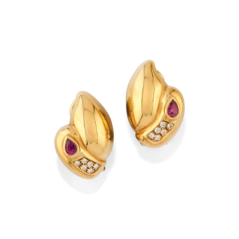 LOTTO DI DUE PAIA DI ORECCHINI IN DIAMANTI E GEMME - LOT OF TWO PAIRS OF DIAMOND AND GEM EARRINGS: in oro giallo 18 kt, un paio che raffigura una farfalla con ala movibile ornata da diamanti e pietre rosse e verdi con perno (un diamantino mancante), e un paio a forma geometrica ornato da diamanti e