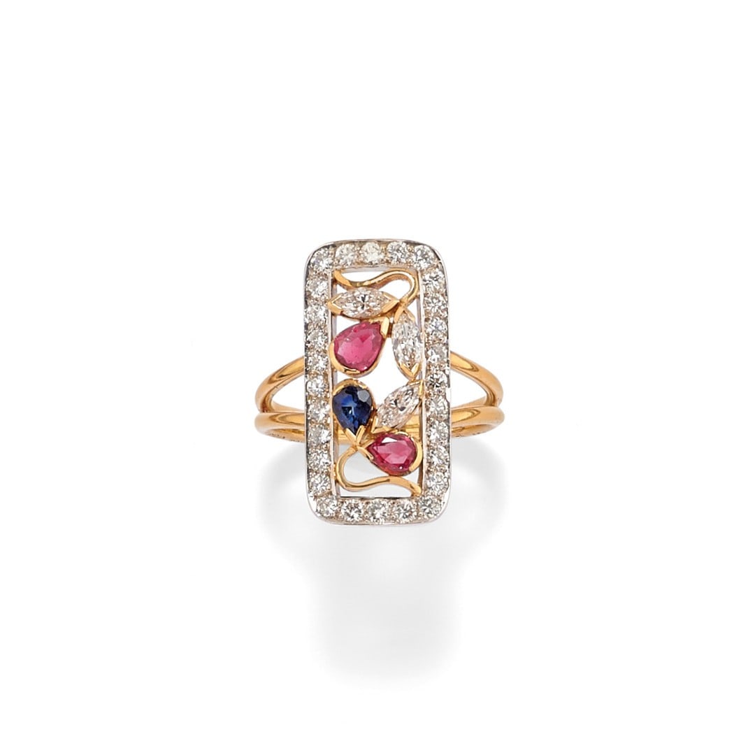 ANELLO IN DIAMANTI, RUBINI E ZAFFIRO, CIRIO, TORINO - DIAMOND, RUBY AND SAPPHIRE RING, CIRIO, TORINO: in oro giallo e bianco 18 kt con cornice rettangolare in diamanti che racchiude due fiorellini stilizzati in rubini, zaffiro e diamanti taglio navette.?Firmato e con punzone di Cirio, Torino.? Gr 6,50