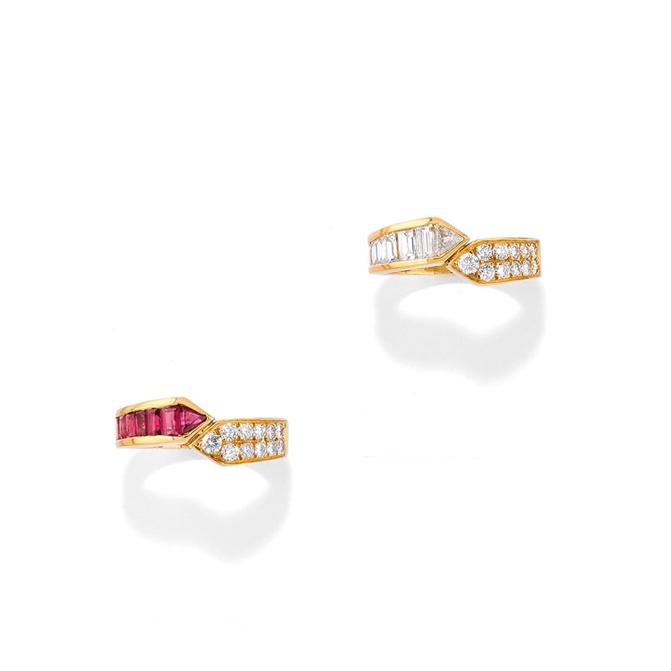 COPPIA DI ANELLI IN DIAMANTI E CORINDONI - PAIR OF DIAMOND AND CORUNDUM RINGS: in oro giallo 18 kt a contrariè ornati da diamanti taglio brillante rotondo di ct 0,25 ca. complessivi, un anello abbellito da corindoni di ct 0,90 ca. e l'altro da diamanti step-cut di ct 0,75 ca. C