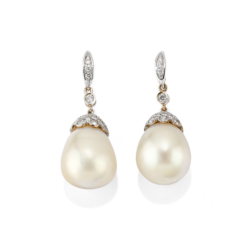 PAIO DI ORECCHINI PENDENTI IN PERLA COLTIVATA E DIAMANTI - PAIR OF CULTURED PEARL AND DIAMOND: in oro bianco 18 kt, con una grande perla coltivata a goccia sormontata da diamanti. Chiusura con perno in argento. Circa 1970. Gr 18,70 - cm 4,00 x 1,50 - in 18K white gold, with a large cultured pea