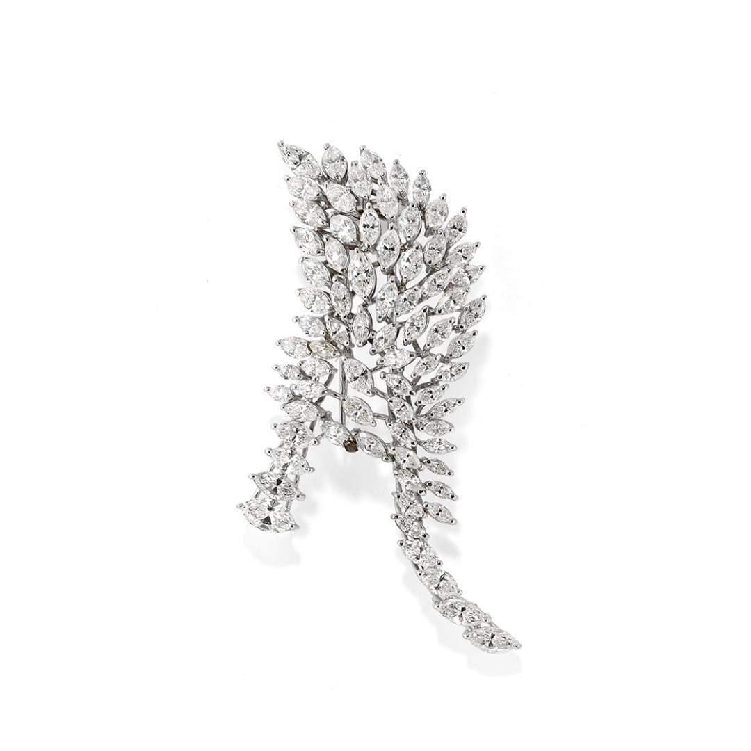SPILLA IN DIAMANTI - DIAMOND BROOCH: in oro bianco 16 kt, a motivo naturalistico con diamanti taglio marquise di ct 7,00 ca. complessivi. Gr 15,10 - cm 7,00 x 4,00 - in 16K white gold, of naturalistic motif with marquise-cut diamonds wei