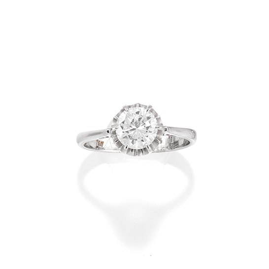 ANELLO IN DIAMANTE - DIAMOND RING: in oro bianco 18 kt con castone traforato che trattiene un diamante taglio brillante rotondo di ct 1,20 ca. Circa 1950. Gr 3,60 - nr 16,5 - in 18K white gold with a pierced setting holding a round bri