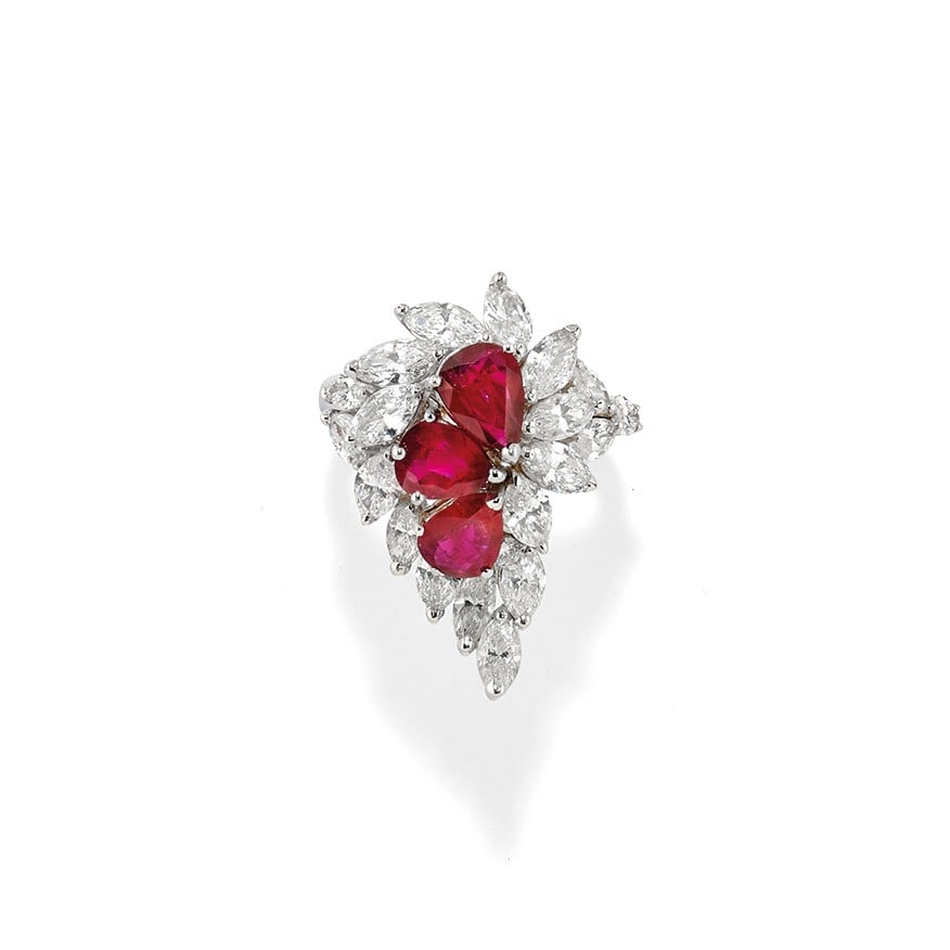 ANELLO IN DIAMANTI E RUBINI - DIAMOND AND RUBY RING: in oro bianco 18 kt a motivo floreale con?diamanti taglio marquise e rotondo di ct 3,00 ca. complessivi e rubini di ct 1,50 ca. complessivi. Circa 1970. Gr 13,80 - cm 3,20 - nr 19 - in 18K white gold,