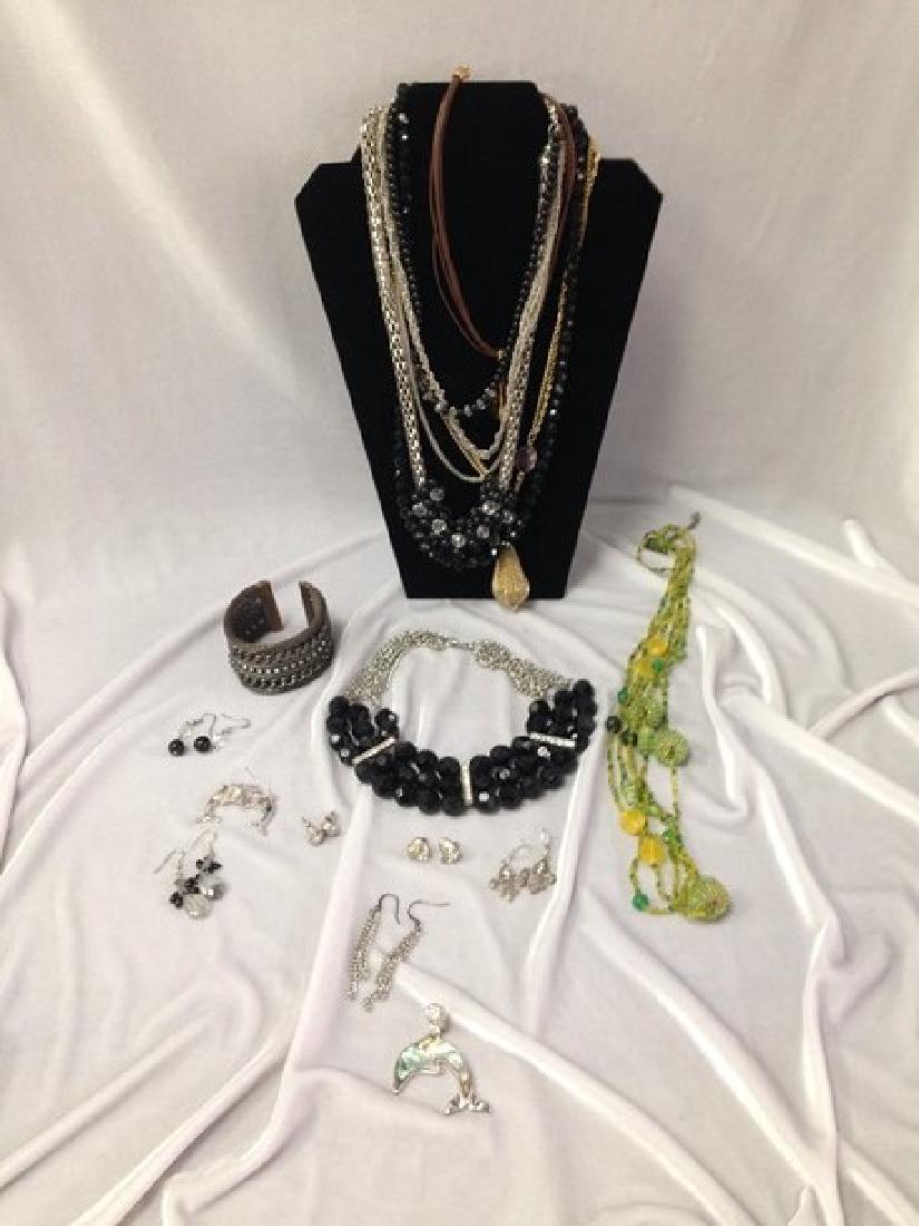 Mixed Lot Vintage Gashion Necklace.: Beads, metal and crystals all come together to make this lot of vintage fashion necklaces GREAT!. Please see photos for details.