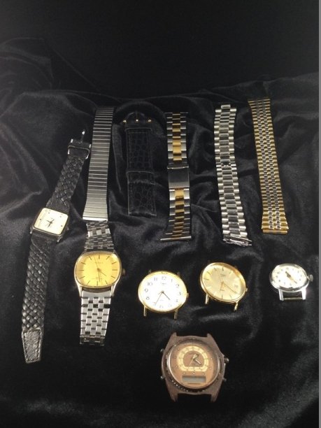 Lot (6) Vintage TIMEX Watches and (5) Bands.: We have a very nice lot of vintage TIMEX watches in gold tone and silver tone metal, some with bands. The watches are untested and will require battery replacement. This lot also includes (5) gold ton