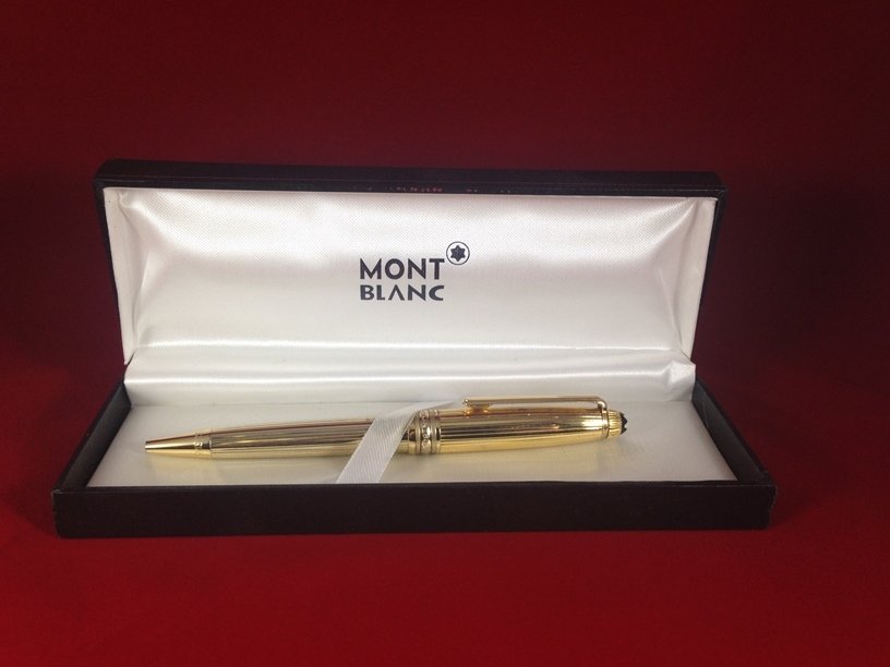 Montblanc Meisterstuck Solitare Vermeil .925 Pen.: Every Solitaire writing instrument bears the Montblanc hallmarking in conformance with an old jewelry tradition. It measures approx. 5 1/2". This is a gold plate over solid sterling silver (925). I am
