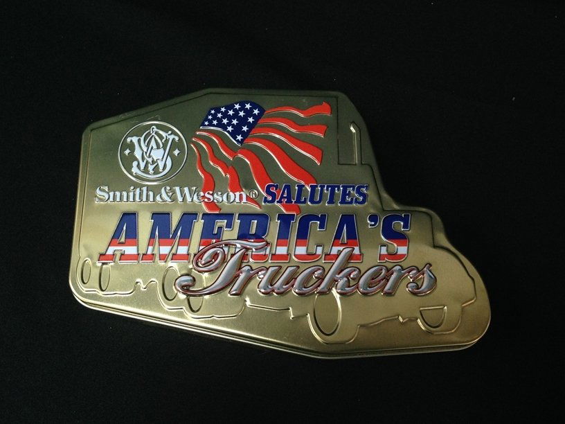 Smith & Wesson America's Truckers Knife.: Next on the block we have a Smith & Wesson Salutes America's Truckers Collectors knife with tin. It is approx. 5" closed 8 1/4" open and looks unused...happy bidding!