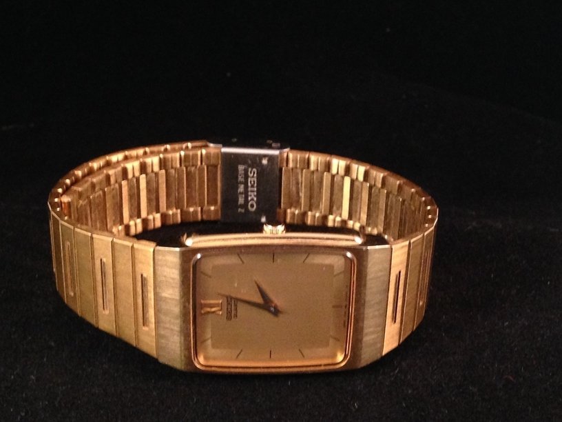 Vintage Seiko Mens Gold Tone Watch 5Y30-5B59.: This is a nice vintage Quartz SEIKO gentlemen's watch with gold tone bracelet band. The model number is 5Y30-5B59 and was manufactured circa 1990's. The watch face measures approximately 25mm x 27mm a