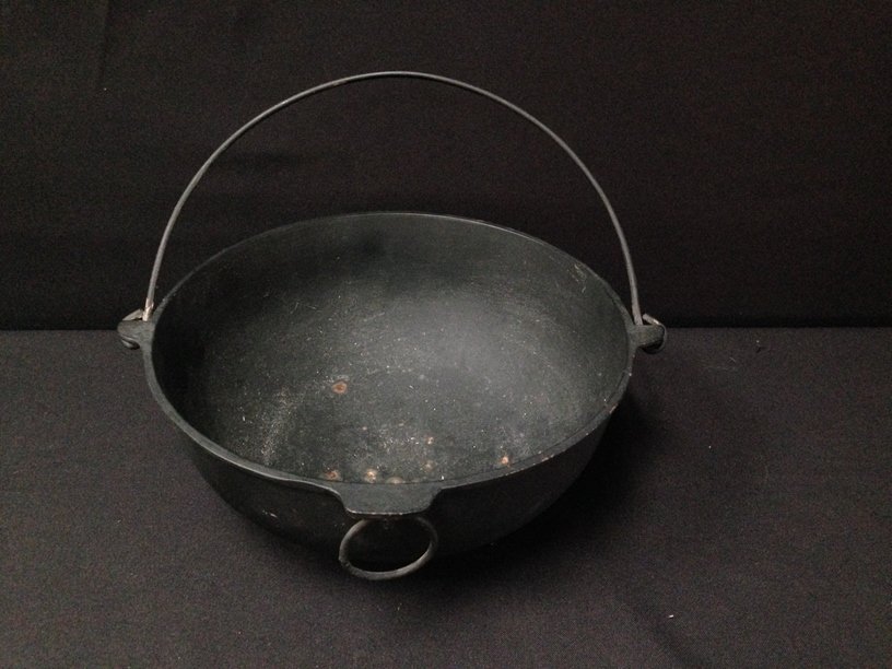 Vintage Griswold "Erie" #3 Scotch Bowl: Measuring 10" across this Iron bowl displays great makers markings on the bottom. The handle is in tact and there are a few minor bare spots. See the photos...Good Luck!!!