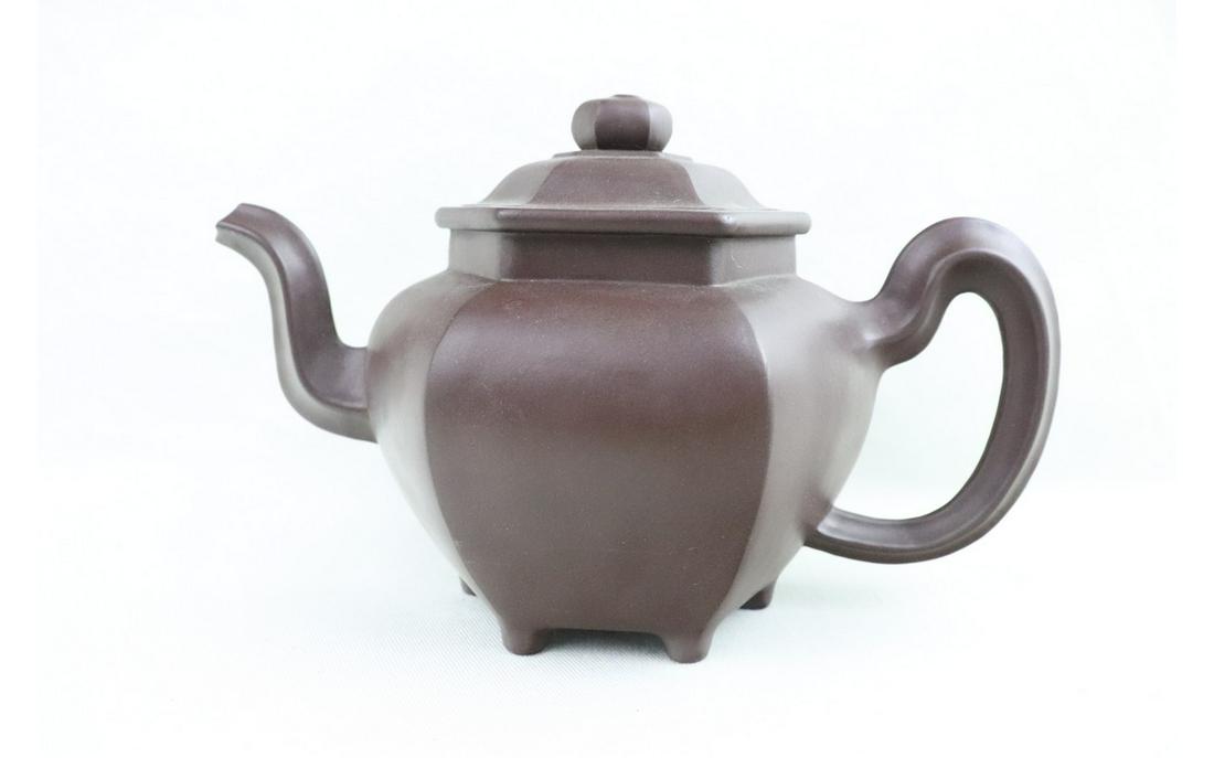 ZISHA TEA POT: Chinese Zisha teapot. Of hexagon shape, attribute to " GU JING ZHOU" , L 18.5 x W 9.5 x H 10 cm.