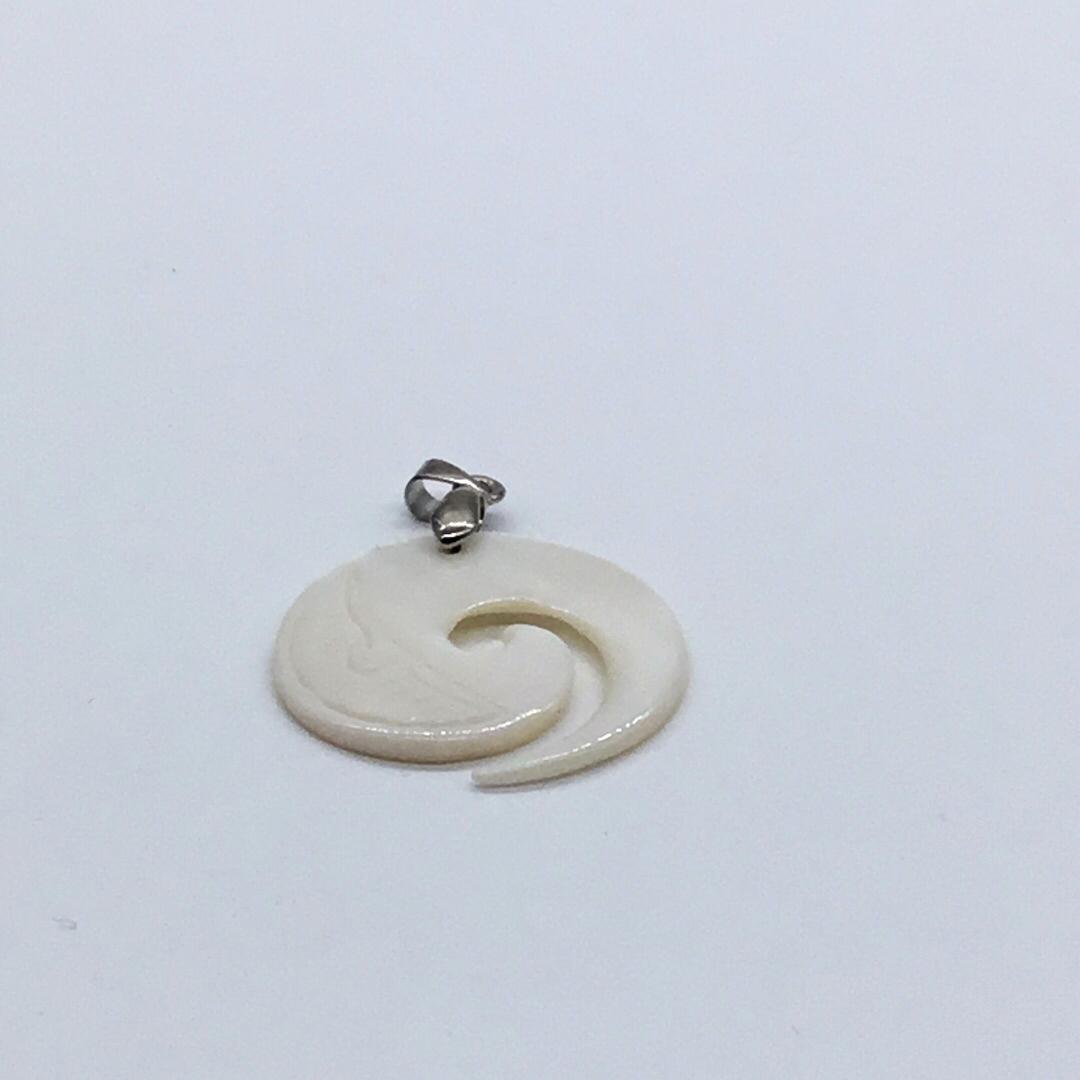 Sea shell pendant: Sea shell pendant weighs 3.7 grams #2201.30